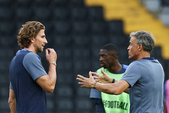 Илья Забарный и Луис Энрике. Photo by FRANCK FIFE/AFP via Getty Images