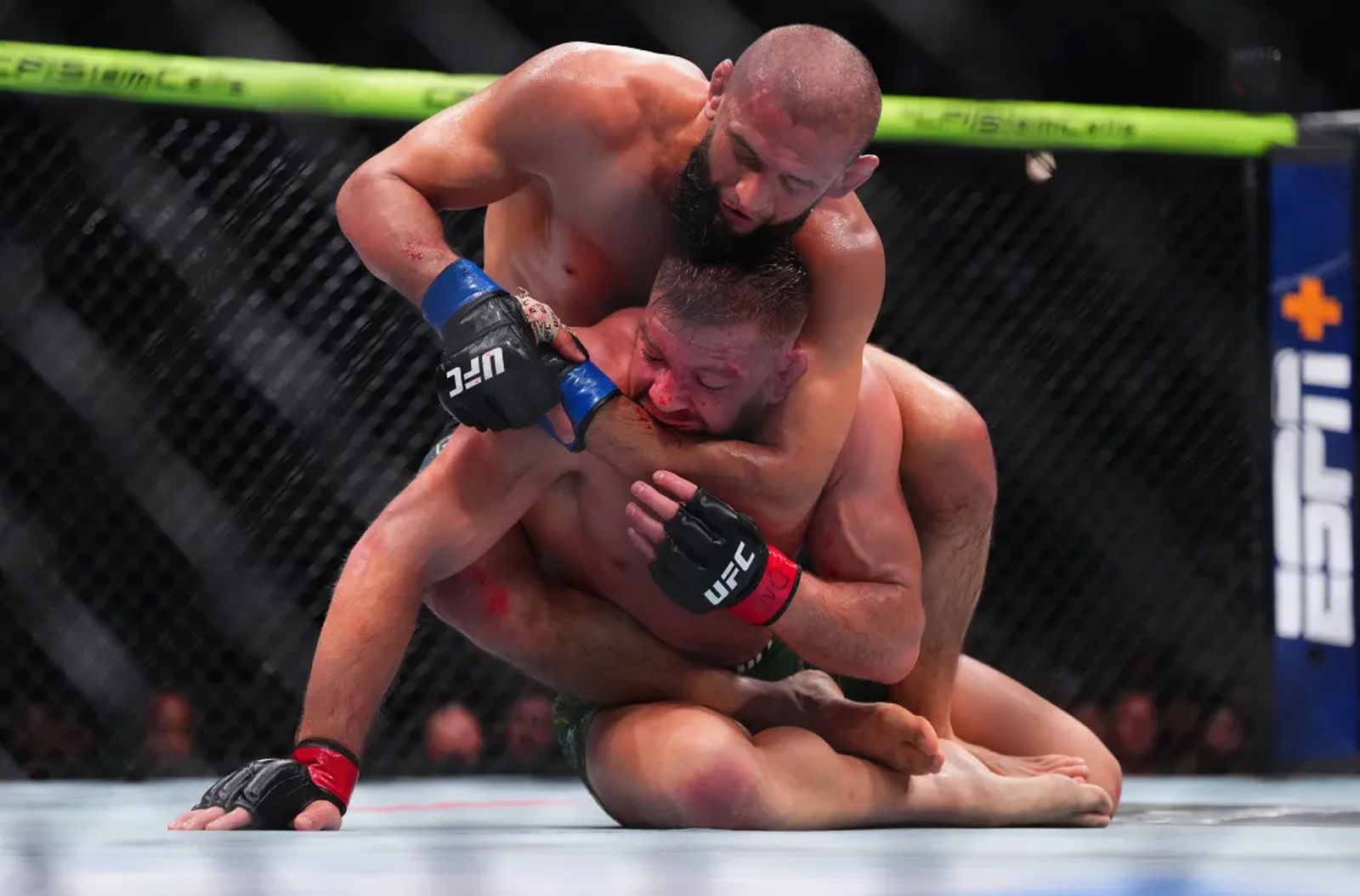 16 августа 2025 года. Хамзат Чимаев и Дрикус дю Плесси в титульном бою турнира UFC 319 в Чикаго (США). Фото: Geoff Stellfox/Getty Images