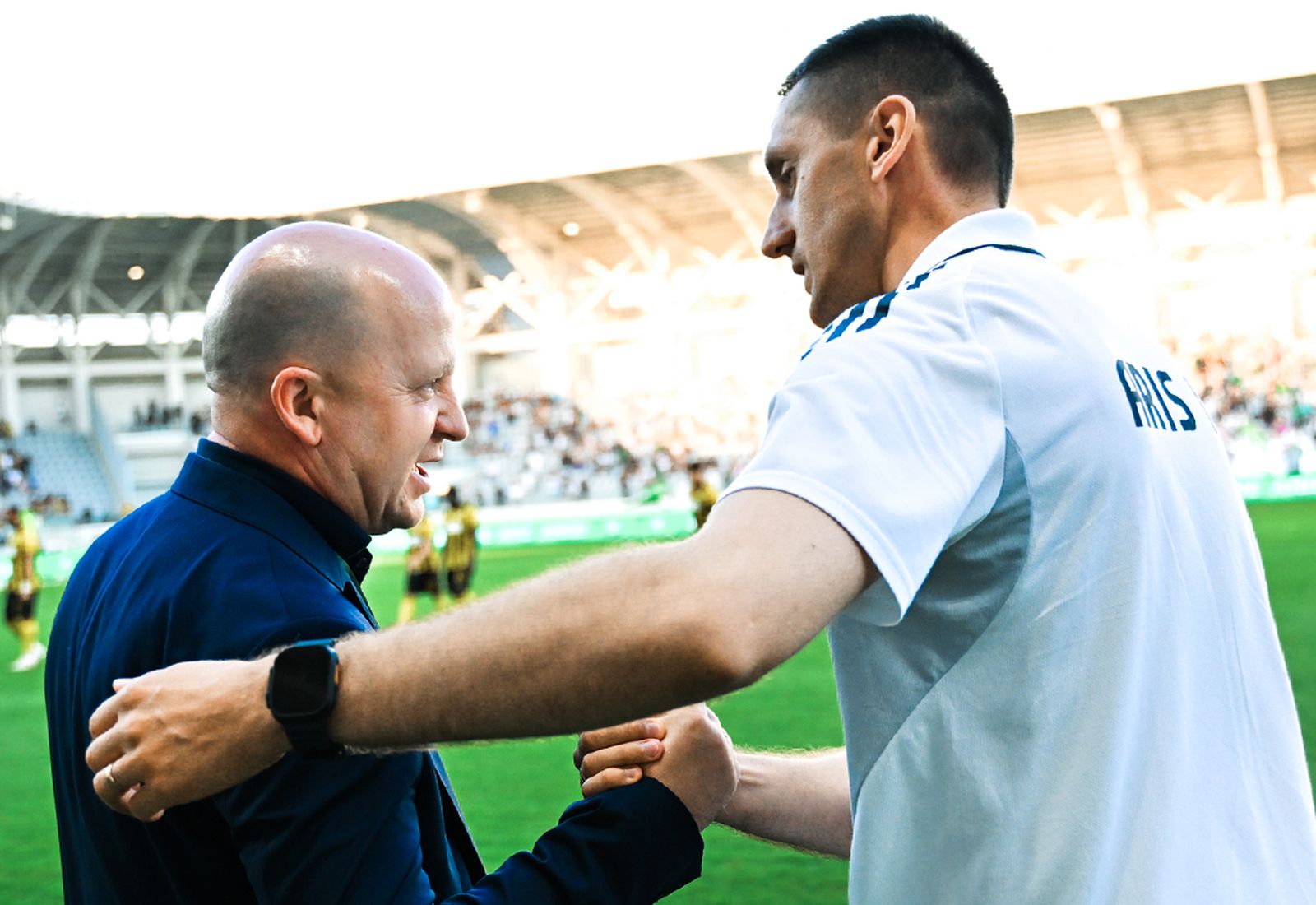 7 августа 2025 года. Тренеры Марко Николич (АЕК) и Артем Радьков («Арис») перед началом матча третьего квалификационного раунда Лиги конференций УЕФА в Лимасоле. Фото: arisfc.com