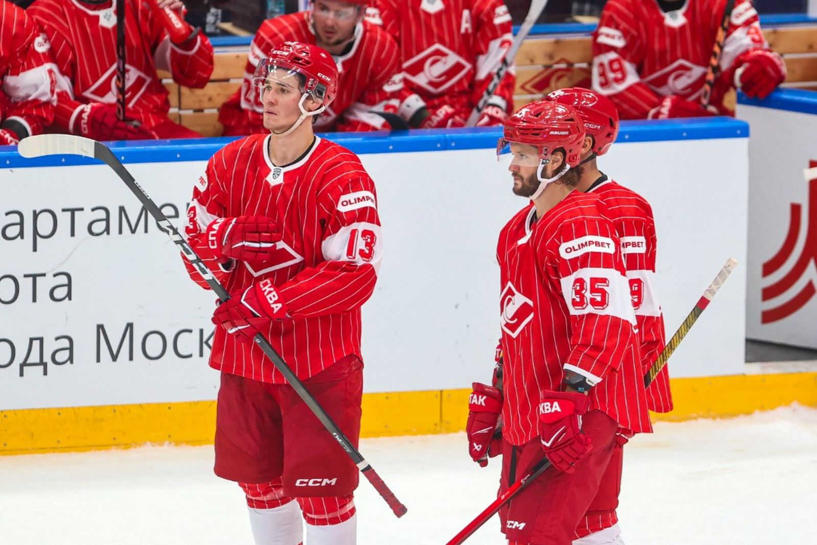 28 августа 2025 года. Нападающий «Спартака» Никита Коростелев (в центре) с партнерами по команде в матче Кубка мэра Москвы с ЦСКА. Фото: spartak.ru