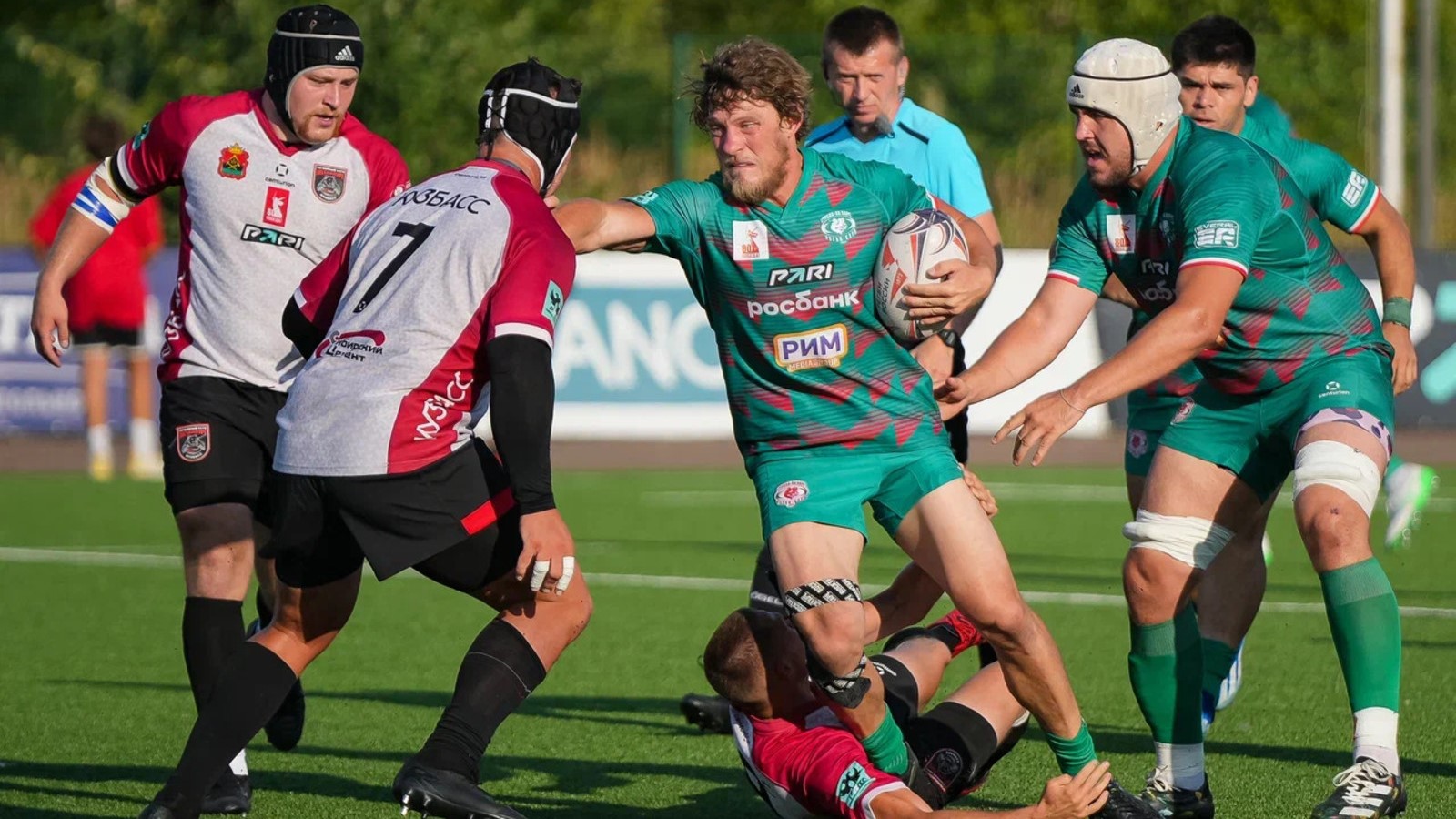 Момент из матча чемпионата России по регби «Стрела-Ак Барс» — «Металлург»