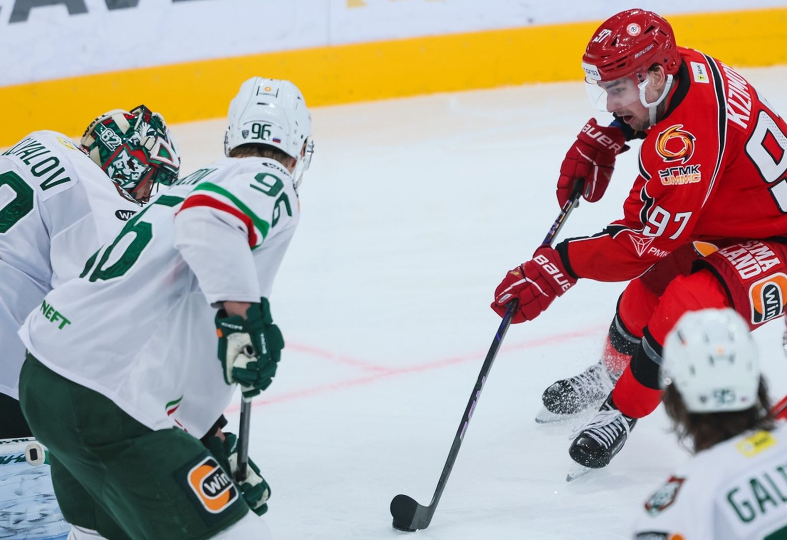 3 апреля 2025 года. Нападающий «Автомобилиста» Семен Кизимов атакует ворота «Ак Барса» в матче Кубка Гагарина. Фото: hc-avto.ru