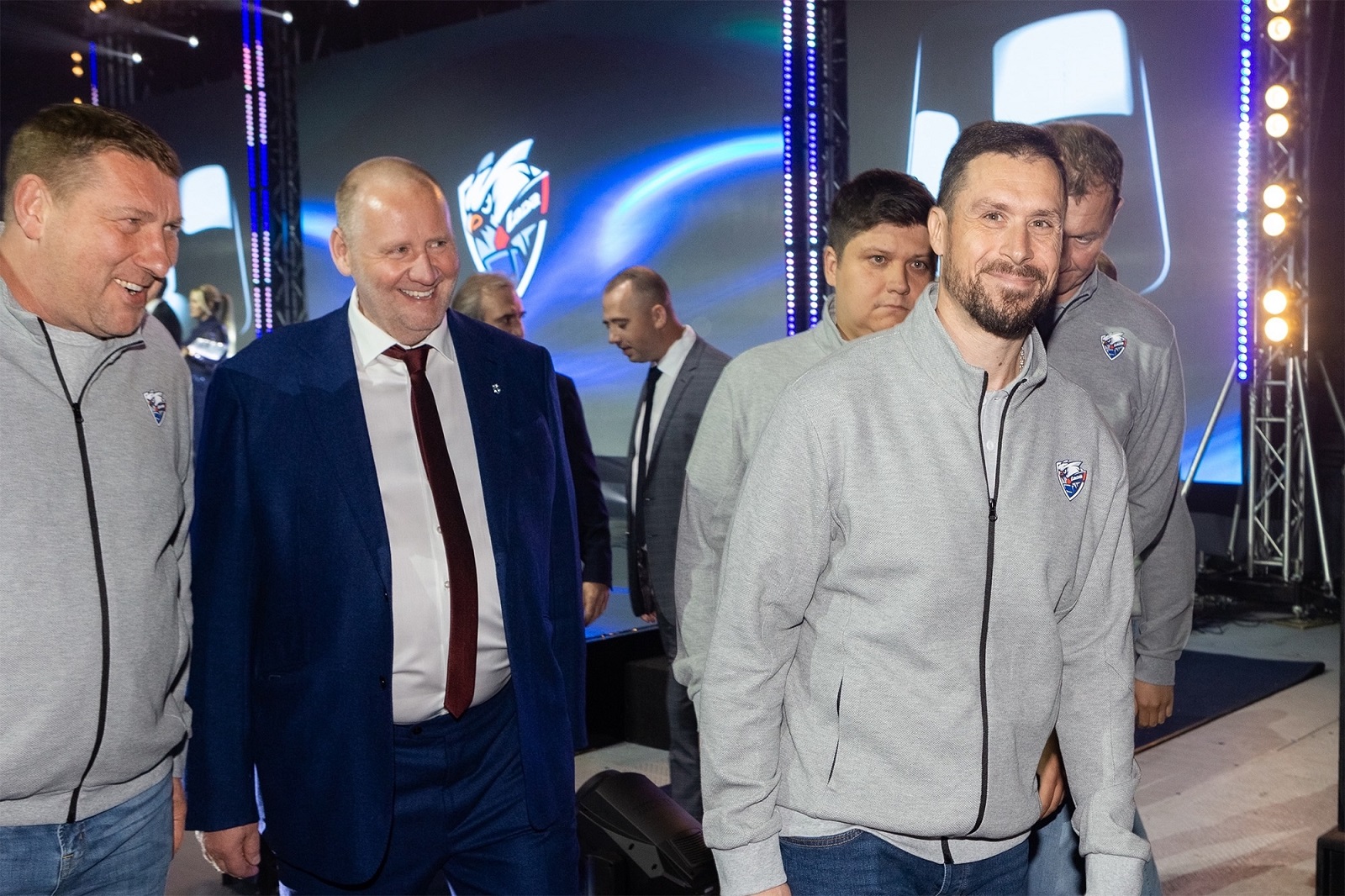 Тренерский штаб ХК «Лада» и спортивный директор клуба Сергей Гомоляко. Фото: hclada.ru