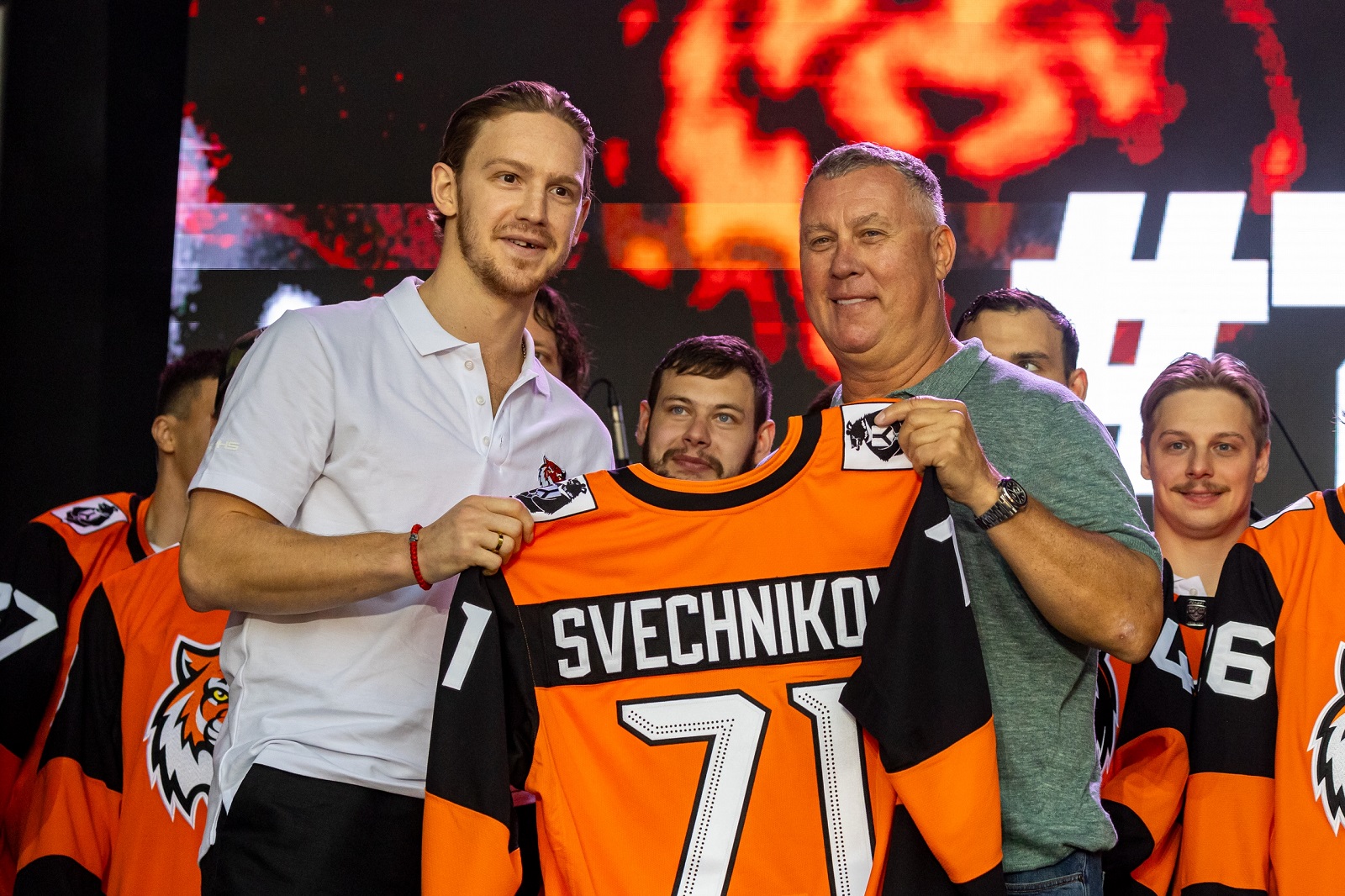 Нападающий ХК «Амур» Евгений Свечников и почетный президент клуба Александр Могильный на презентации команды. Фото: hcamur.ru