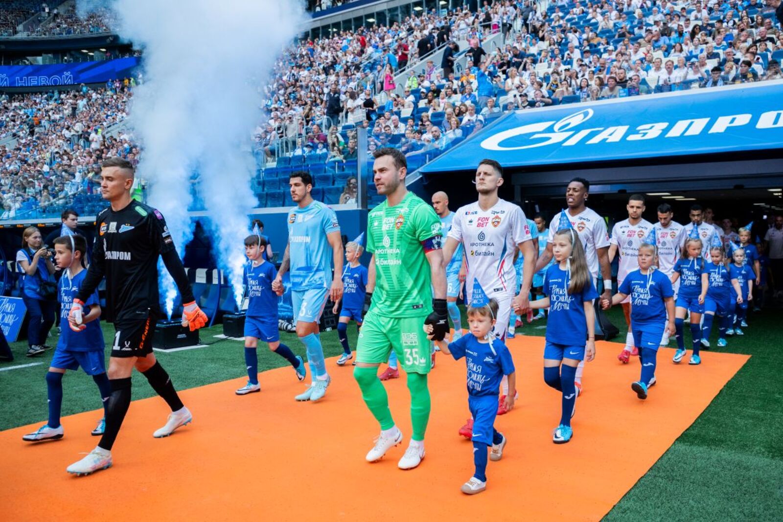 Футболисты ЦСКА и «Зенита» перед матчем третьего тура РПЛ. Фото: Сайт РПЛ