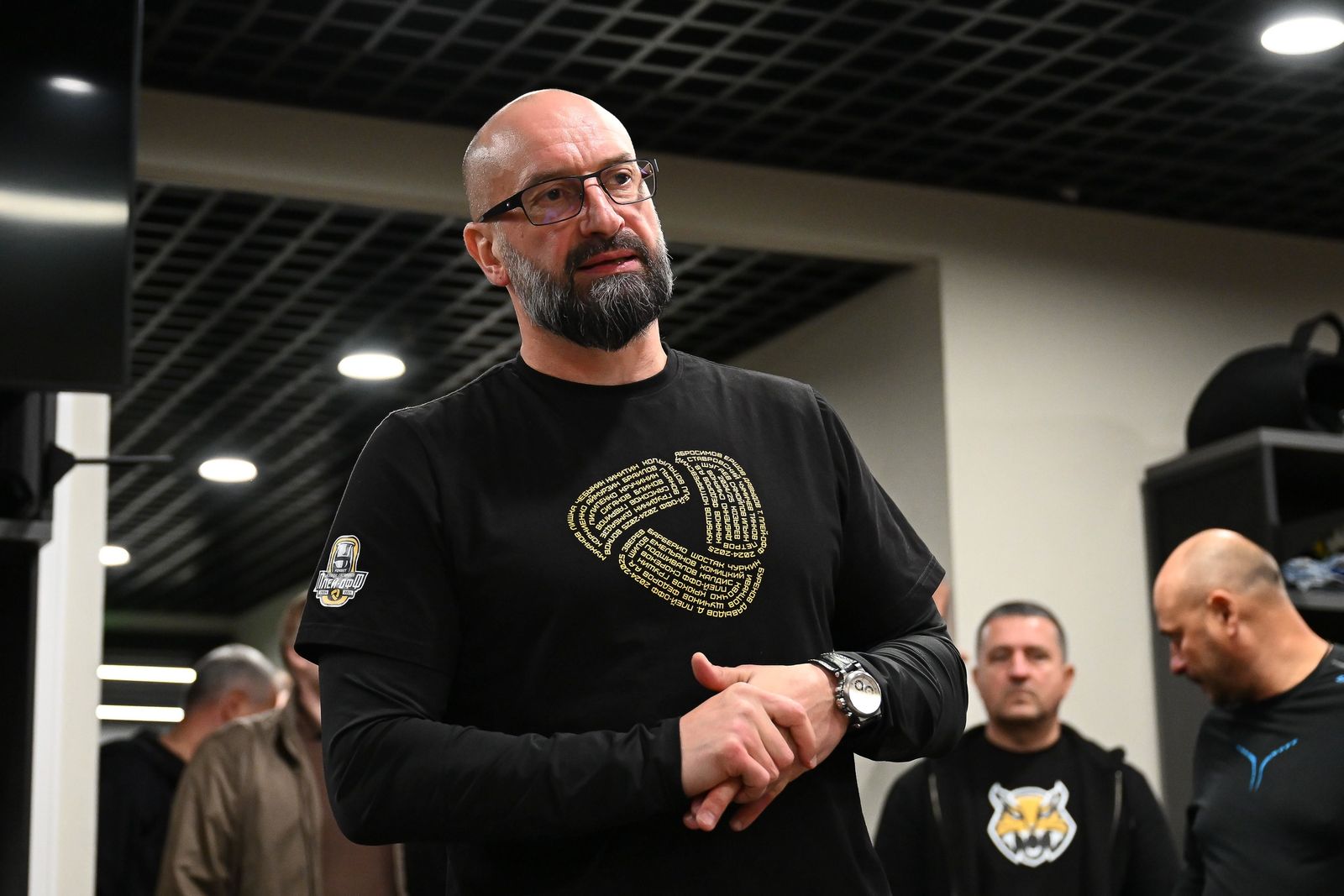 24 августа 2025 года. Главный тренер «Северстали» Андрей Козырев в раздевалке команды после матча Кубка Блинова с «Авангардом». Фото: severstalclub.ru
