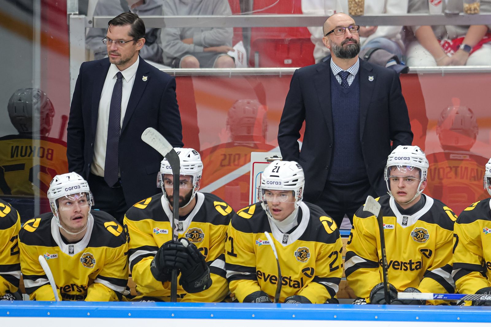 11 сентября. Главный тренер «Северстали» Андрей Козырев (стоит справа) и хоккеисты команды в матче регулярного чемпионата КХЛ со «Спартаком» в Москве. Третьим слева сидит защитник Никита Камалов. Фото: severstalclub.ru