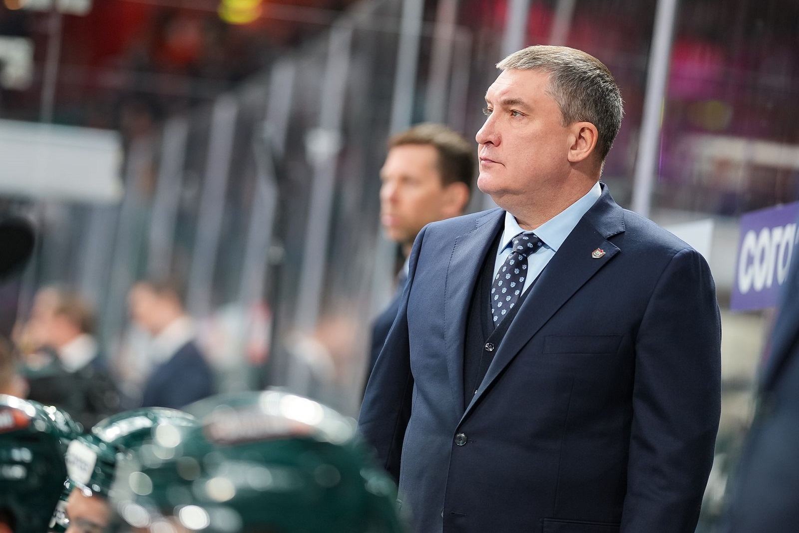 17 сентября 2025 года. Главный тренер ХК «Ак Барс» Анвар Гатиятулин во время матча с «Нефтехимиком» в регулярном чемпионате КХЛ. Фото: ak-bars.ru