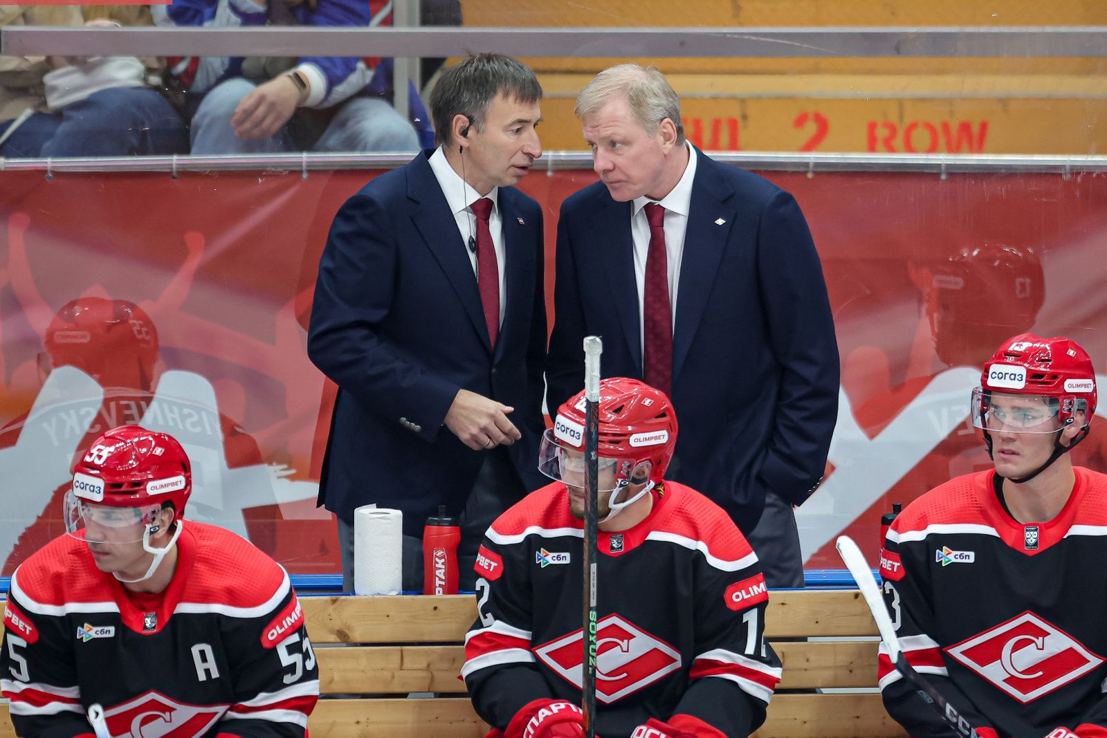 14 сентября 2025 года. Главный тренер «Спартака» Алексей Жамнов и его ассистент Евгений Перов в матче регулярного чемпионата КХЛ с «Торпедо» в Москве. Фото: spartak.ru