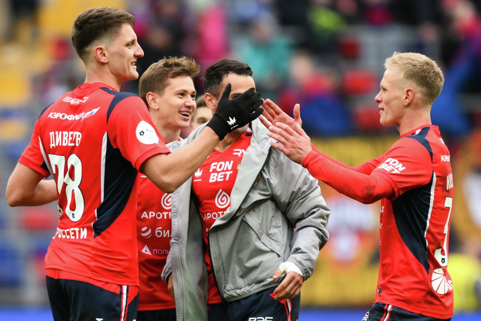 28 сентября 2025 года. Защитник ЦСКА Игорь Дивеев (слева) с партнерами по команде радуется победе в матче 10-го тура РПЛ с «Балтикой» в Москве, в котором он стал автором единственного гола. Фото: Владимир Астапкович / РИА Новости ©
