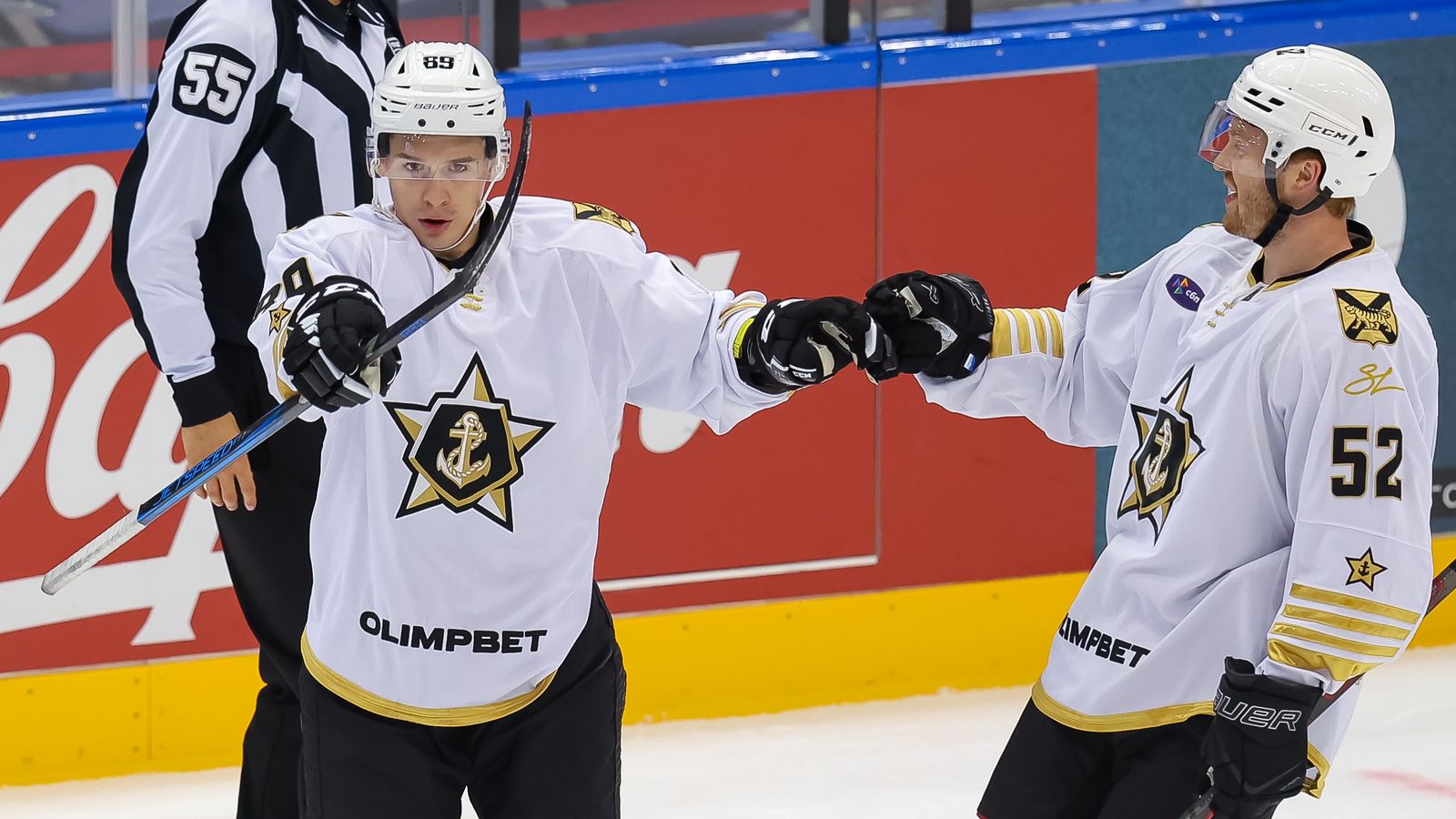 13 августа 2025 года. Нападающий «Адмирала» Игорь Гераськин (слева) радуется заброшенной шайбе в матче предсезонного турнира в Минске с местным «Динамо». Фото: Максим Шмаков, hcadmiral.pro