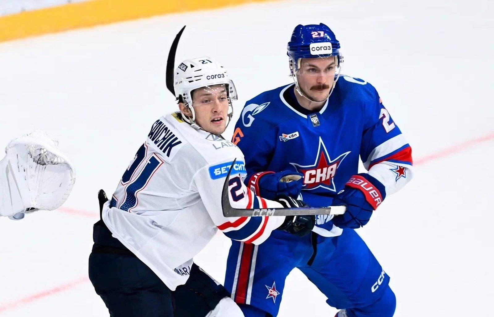 14 сентября 2025 года. Иван Савчик («Лада») и Бреннан Менелл (СКА) в матче регулярного чемпионата КХЛ в Санкт-Петербурге. Фото: hclada.ru