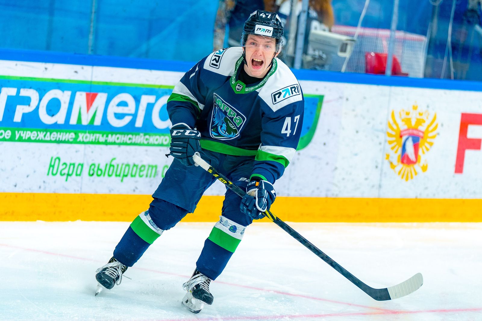 3 декабря 2022 года. Нападающий «Югры» Иван Савчик в матче регулярного чемпионата ВХЛ с АКМ в Ханты-Мансийске. Фото: ugra-hc.ru