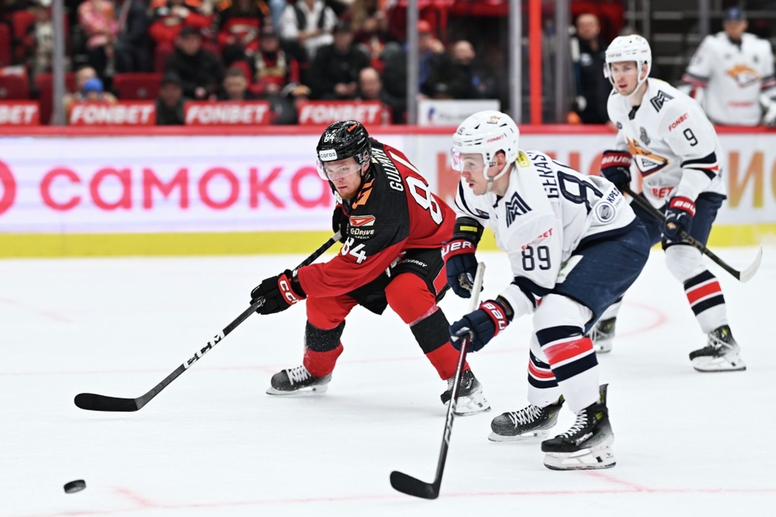 30 марта 2025 года. Михаил Гуляев («Авангард») и Игорь Гераськин («Металлург») в матче 1/8 финала Кубка Гагарина в Омске. Фото: Алексей Мальгавко / РИА Новости ©