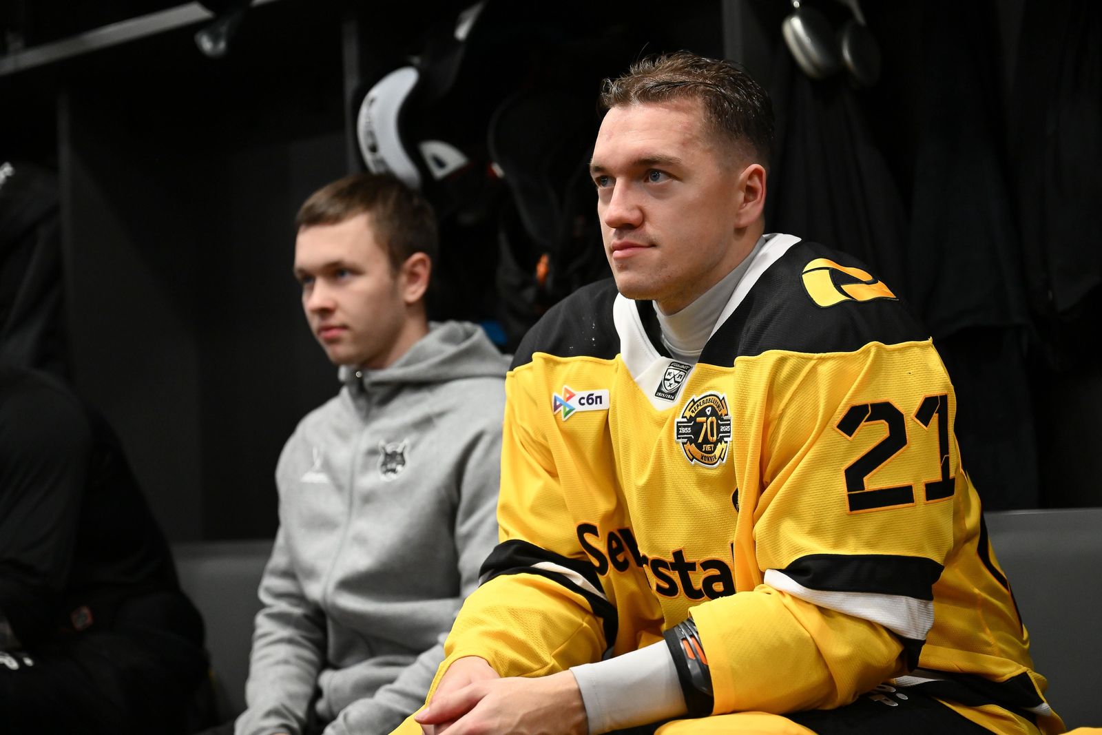 24 августа 2025 года. Защитник «Северстали» Никита Камалов в раздевалке команды после матча Кубка Блинова с «Авангардом». Фото: severstalclub.ru