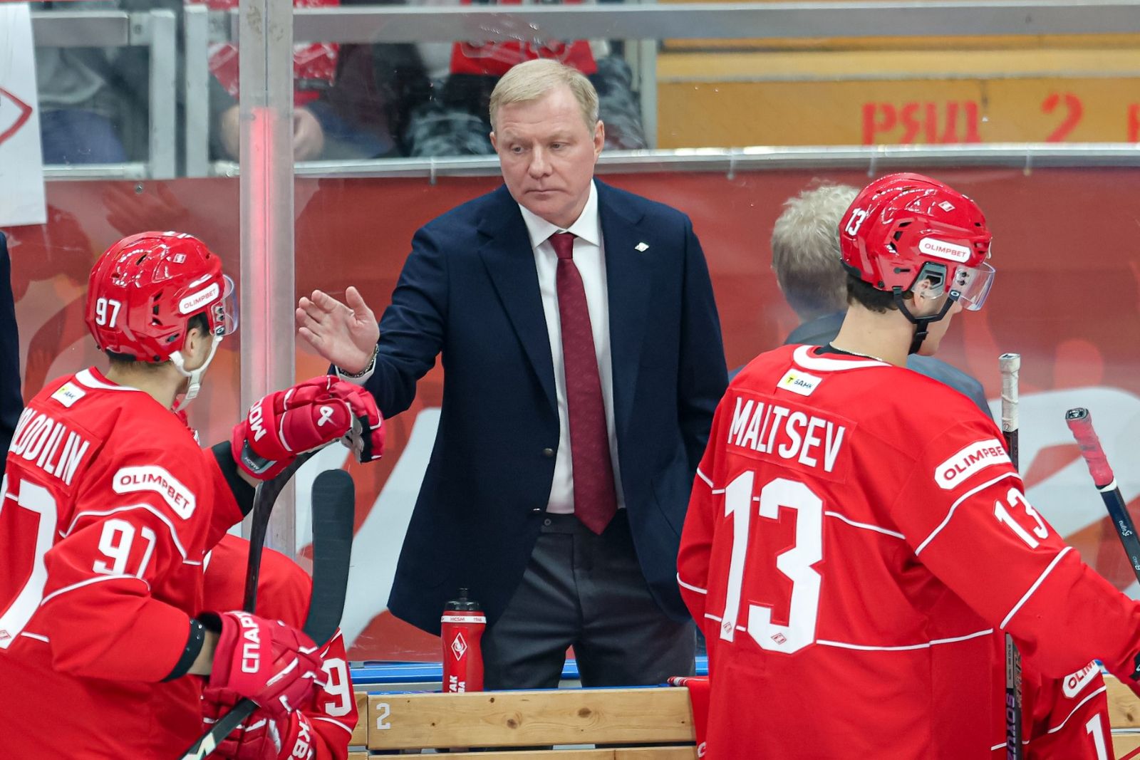 11 сентября. Нападающий «Спартака» Никита Холодилин, главный тренер команды Алексей Жамнов и еще один форвард красно-белых Михаил Мальцев в матче регулярного чемпионата КХЛ с «Северсталью» в Москве. Фото: spartak.ru