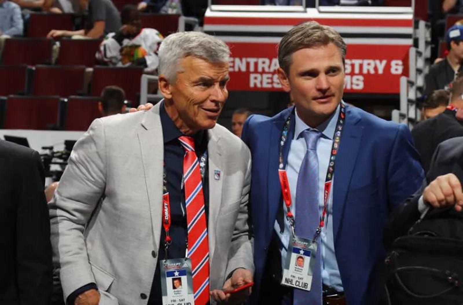 Директор молодежного скаутинга «Монреаль Канадиенс» Николай Бобров (справа)