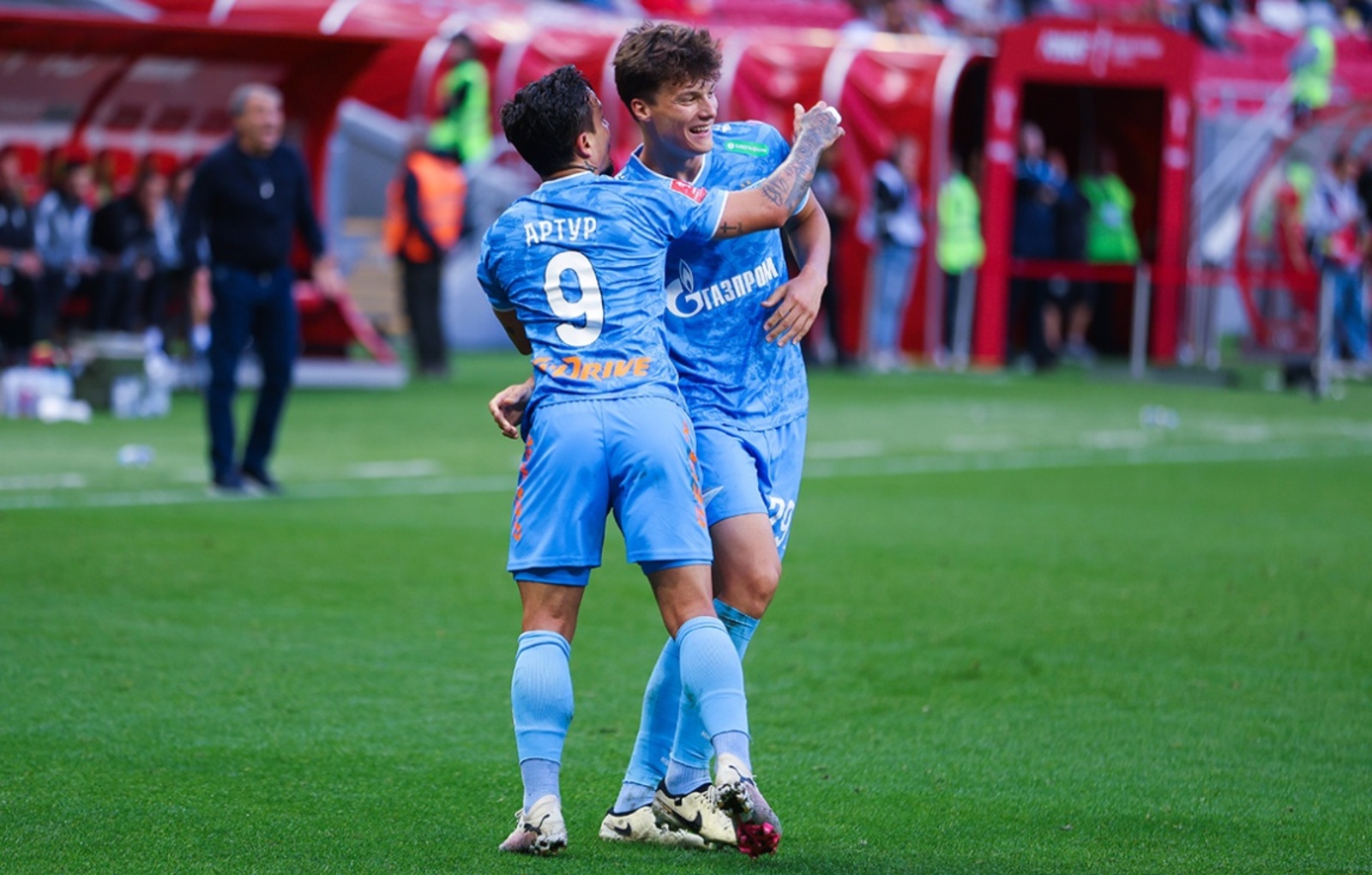 Воспитанник «Зенита» Дмитрий Васильев и игрок петербургской команды Артур после гола в матче второго тура Кубка России сезона-2024/2025 с «Рубином». Фото: Сайт ФК «Зенит»