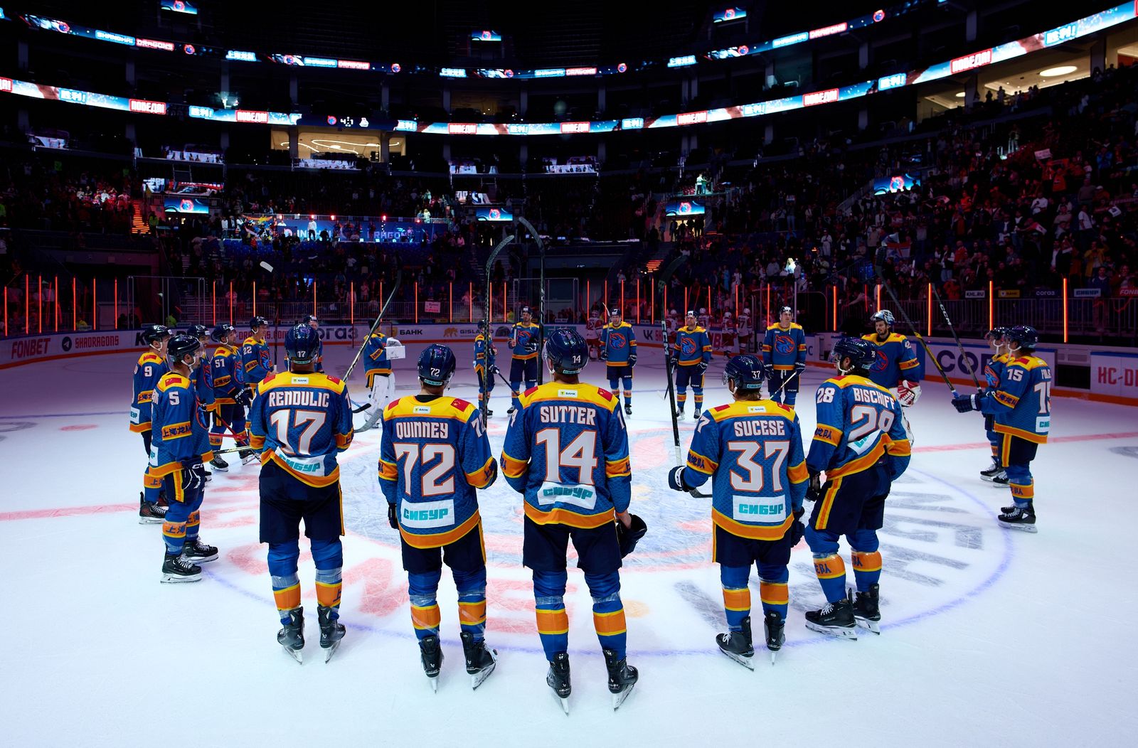 12 сентября 2025 года. Хоккеисты «Шанхай Дрэгонс» радуется победе в матче регулярного чемпионата КХЛ с «Локомотивом» в Санкт-Петербурге. Фото: hc-dragons.com