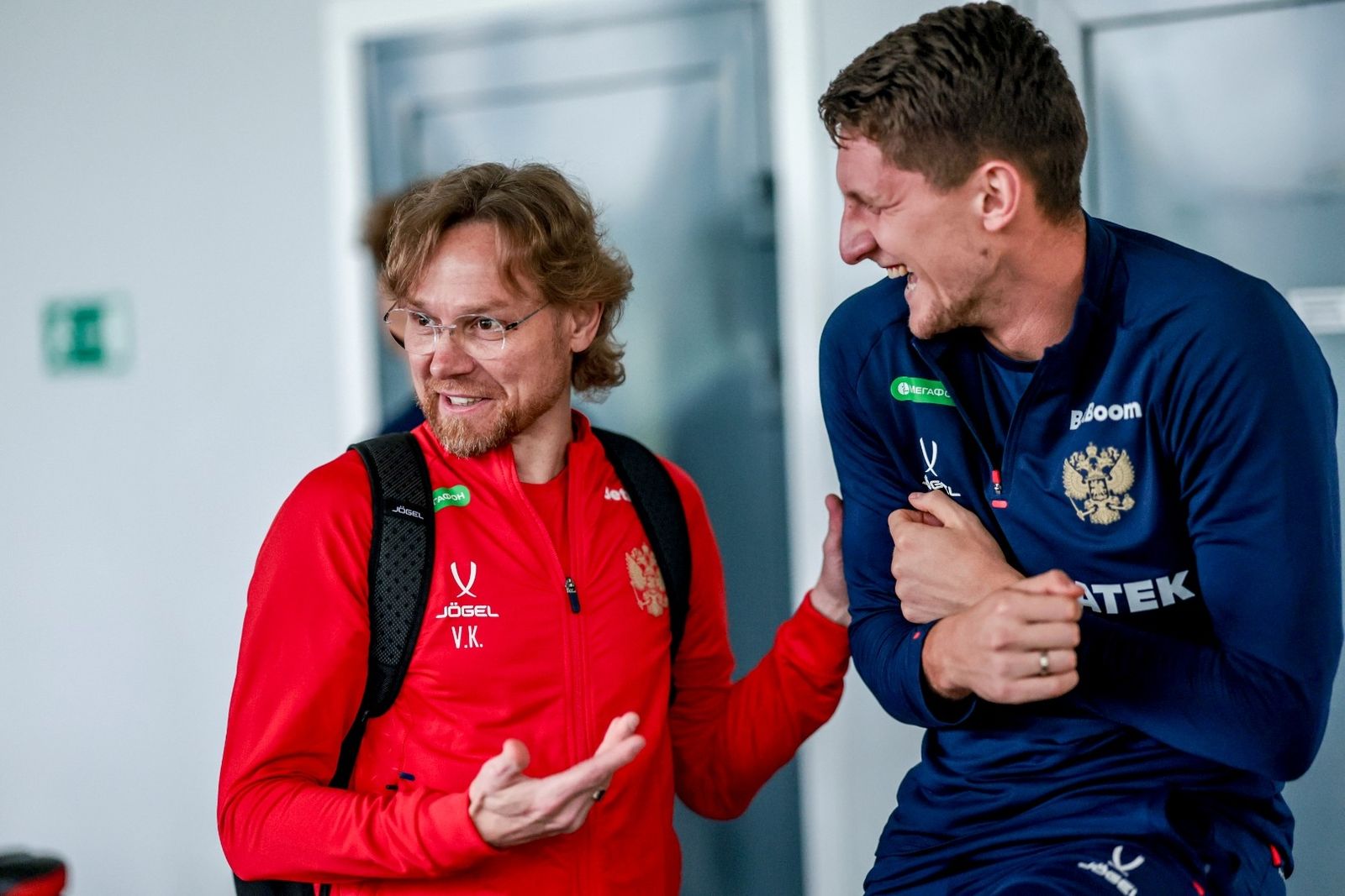 2 сентября 2025 года. Главный тренер сборной России Валерий Карпин и защитник Игорь Дивеев на тренировке национальной команды. Фото: Михаил Шапаев, РФС