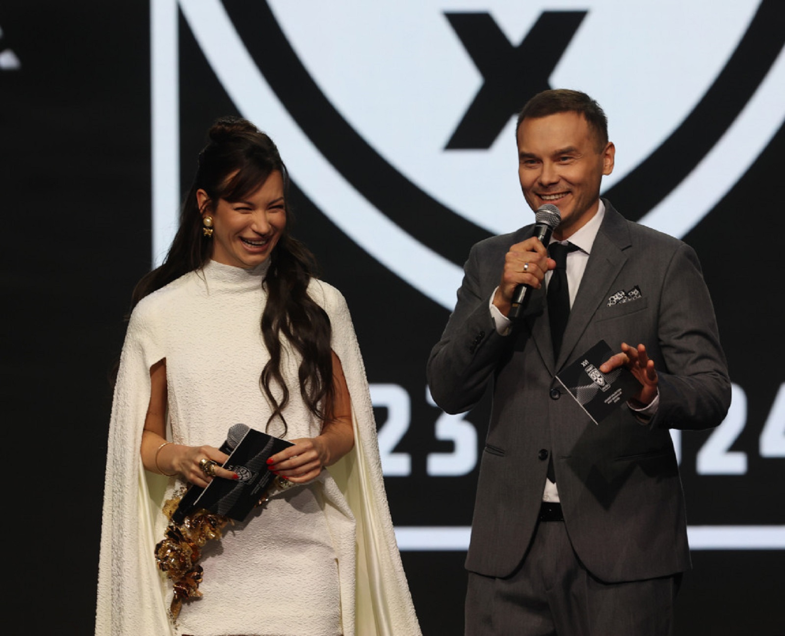 Ида Галич и Айдар Гараев — ведущие торжественной церемонии закрытия сезона КХЛ-2023/24. Фото: khl.ru