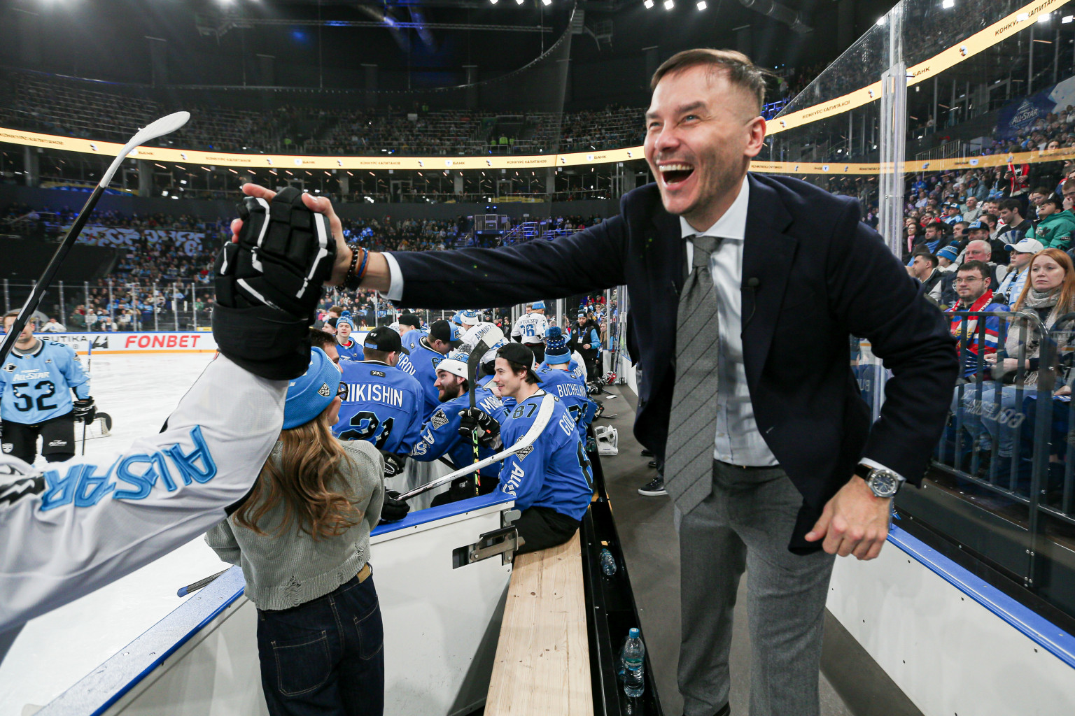 Известный шоумен, ведущий программы «Хоккейный борт» Айдар Гараев на Матче звезд КХЛ-2025. Фото: khl.ru