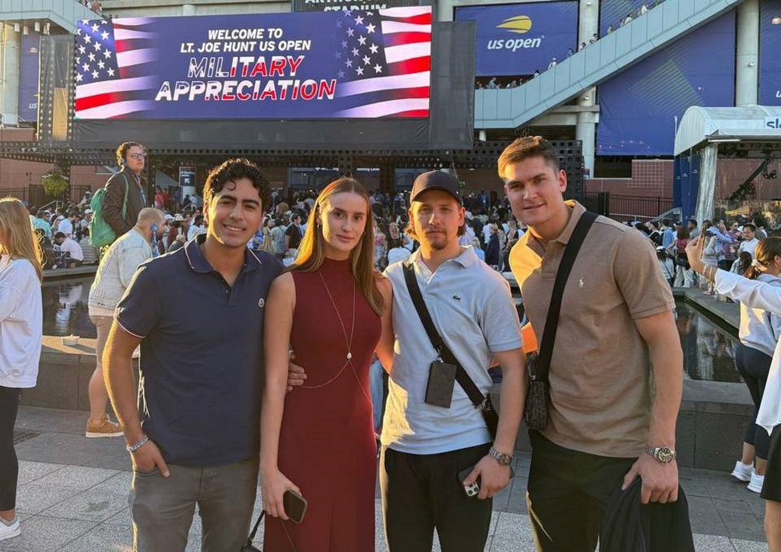 Юрист Quartexx Бенжамин Крейзерман вместе с нападающими «Нью-Йорк Айлендерс» Максимом Шабановым (с женой) и Максимом Цыплаковым. Фото: личный архив