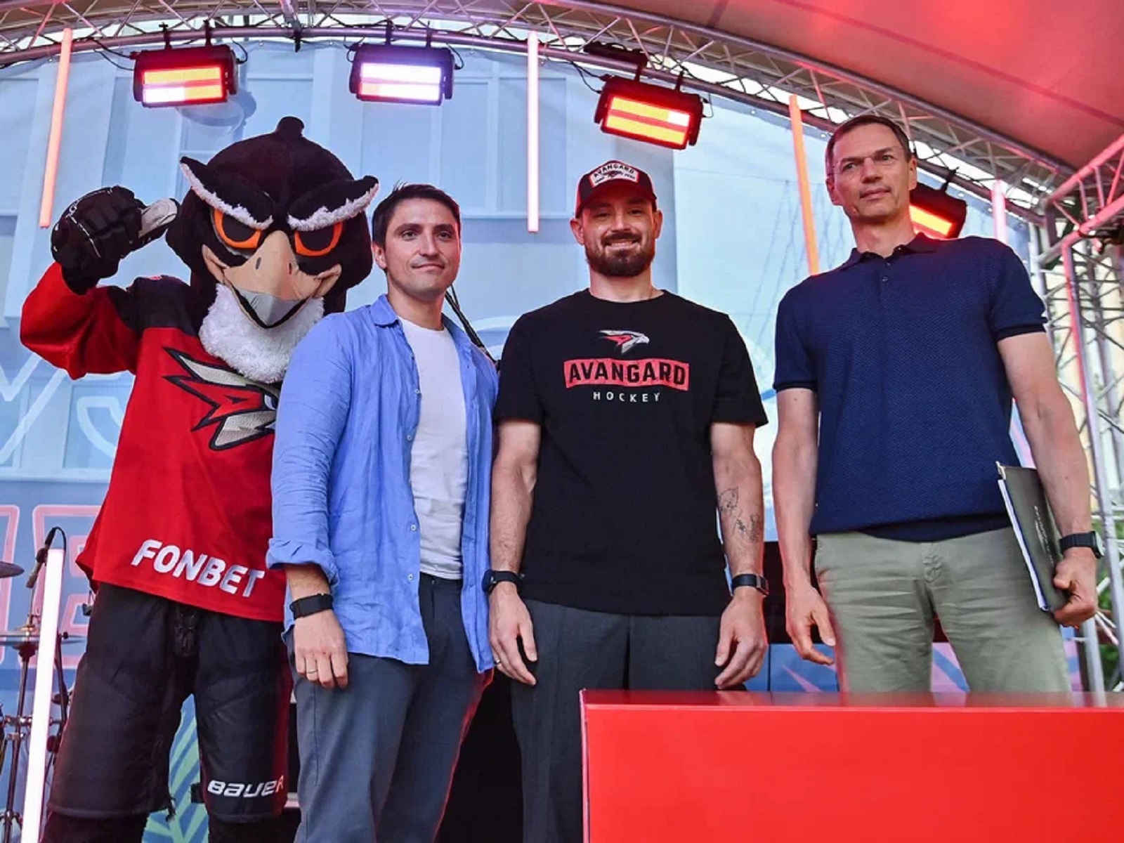 Защитник ХК «Авангард» Артем Блажиевский на презентации команды. Фото: hawk.ru