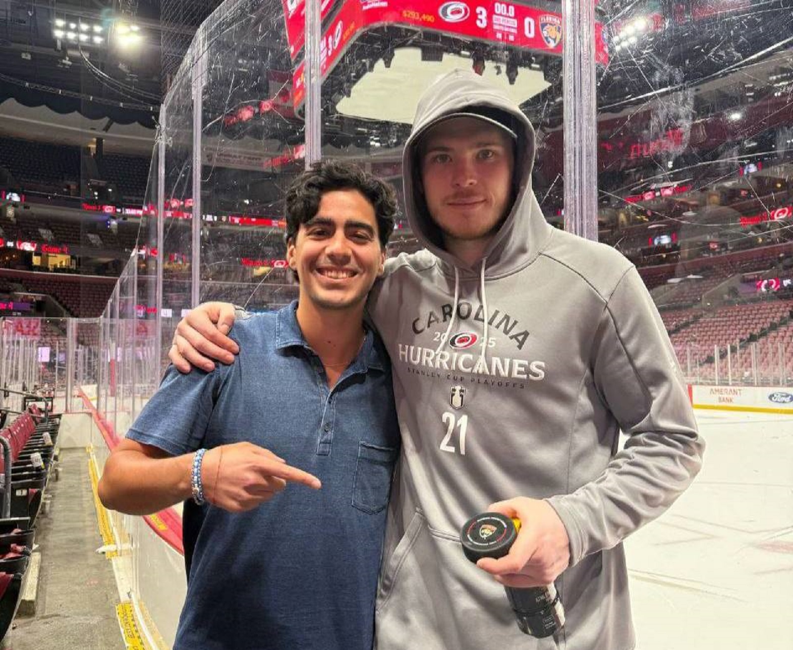 Представитель агентства Quartexx Бенжамин Крейзерман с защитником «Каролина Харрикейнз» Александром Никишиным. Фото: личный архив