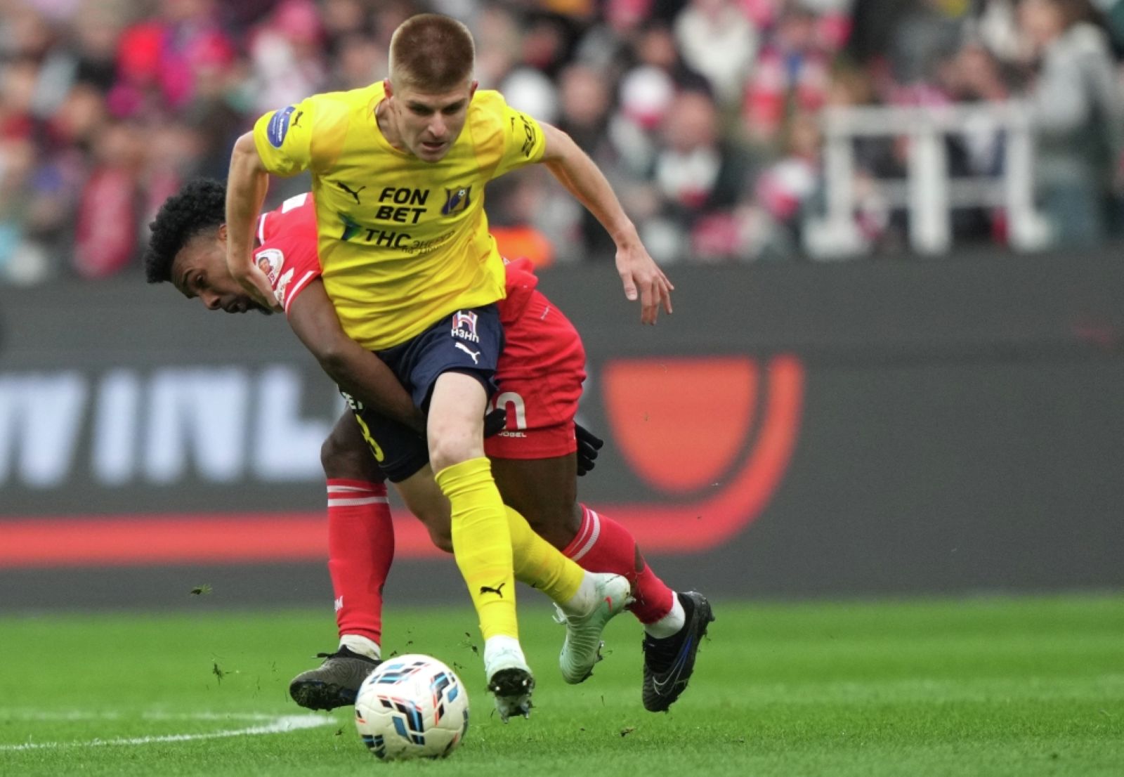 18 октября 2025 года. Маркиньос (Спартак) и Алексей Миронов (Ростов) в матче 12-го тура российской Премьер-лиги в Москве. Фото: Александр Вильф / РИА Новости ©