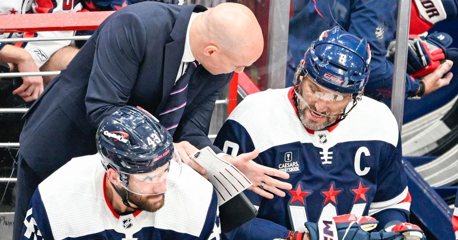 Главный тренер «Вашингтон Кэпиталз» Спенсер Карбери и капитан команды Александр Овечкин (справа). Фото: thehockeybeast.com