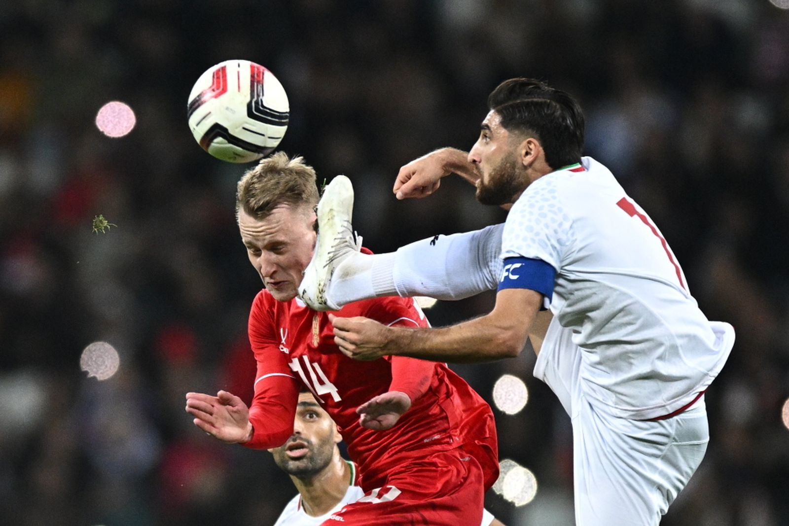 10 октября 2025 года. Защитник сaборной России Виктор Мелехин и полузащитник сборной Ирана Алиреза Джаханбахш в товарищеском матче в Волгограде. Фото: Сергей Бобылев / РИА Новости ©