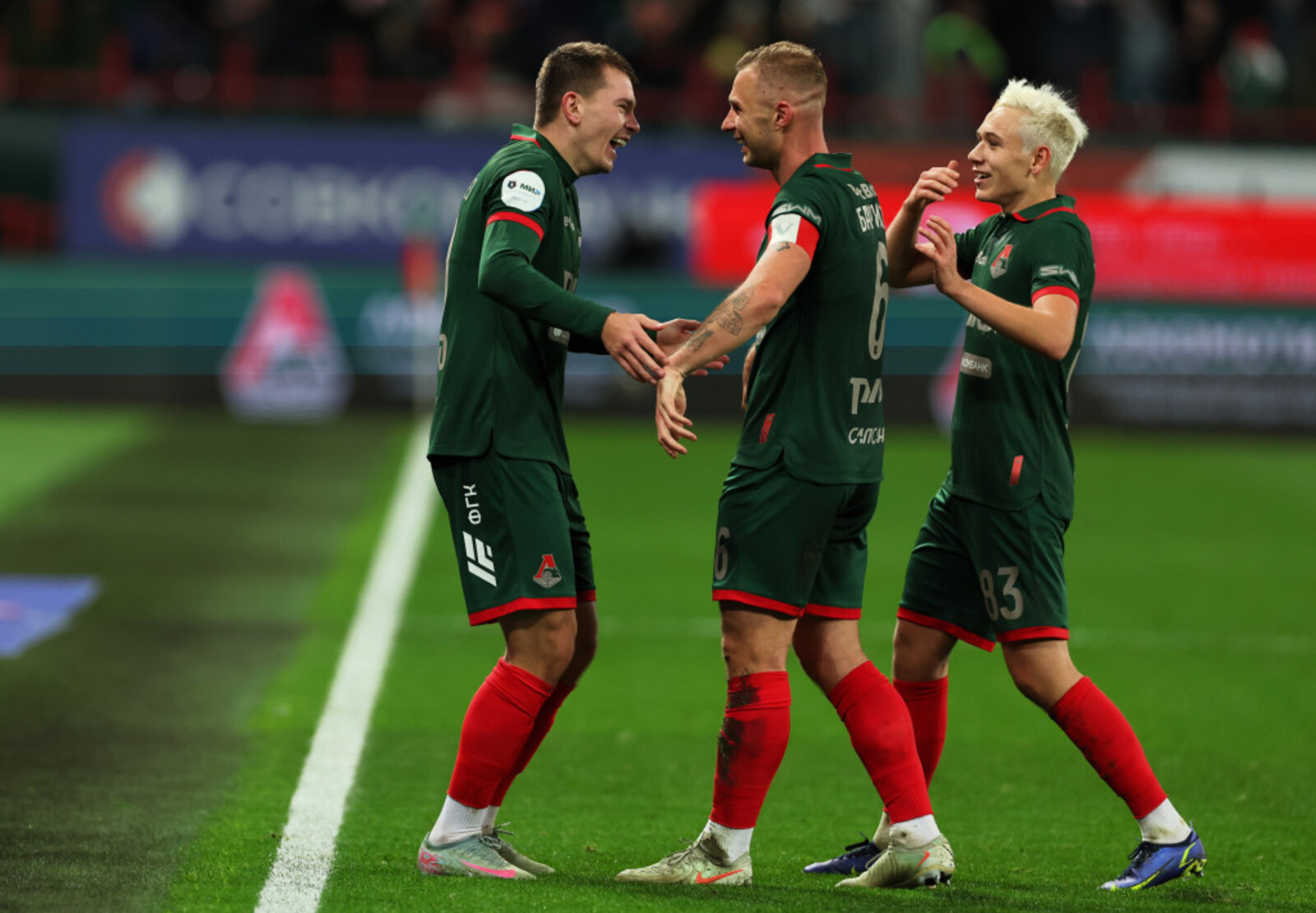 18 октября 2025 года. Игроки «Локомотива» Дмитрий Воробьев, Дмитрий Баринов и Алексей Батраков после гола в матче 12-го тура РПЛ с ЦСКА. Фото: Сайт ФК «Локомотив»