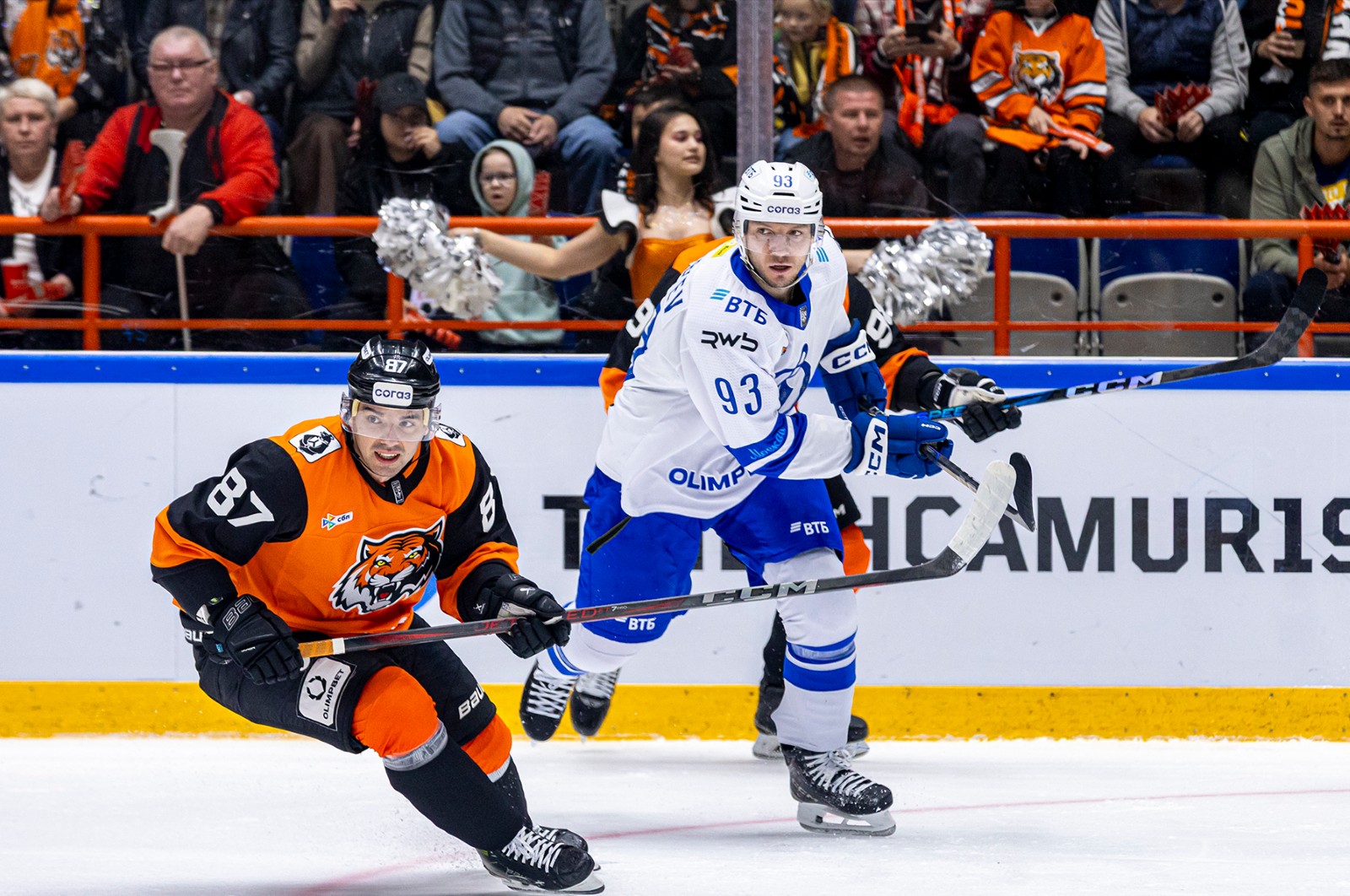 Артем Сергеев (справа). Фото: ХК «Динамо» Москва