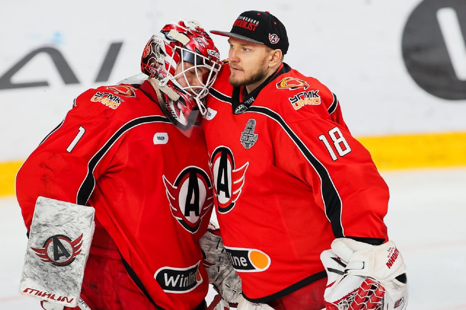 Вратарская бригада ХК «Автомобилист» Владимир Галкин и Евгений Аликин. Фото: hc-avtor.ru