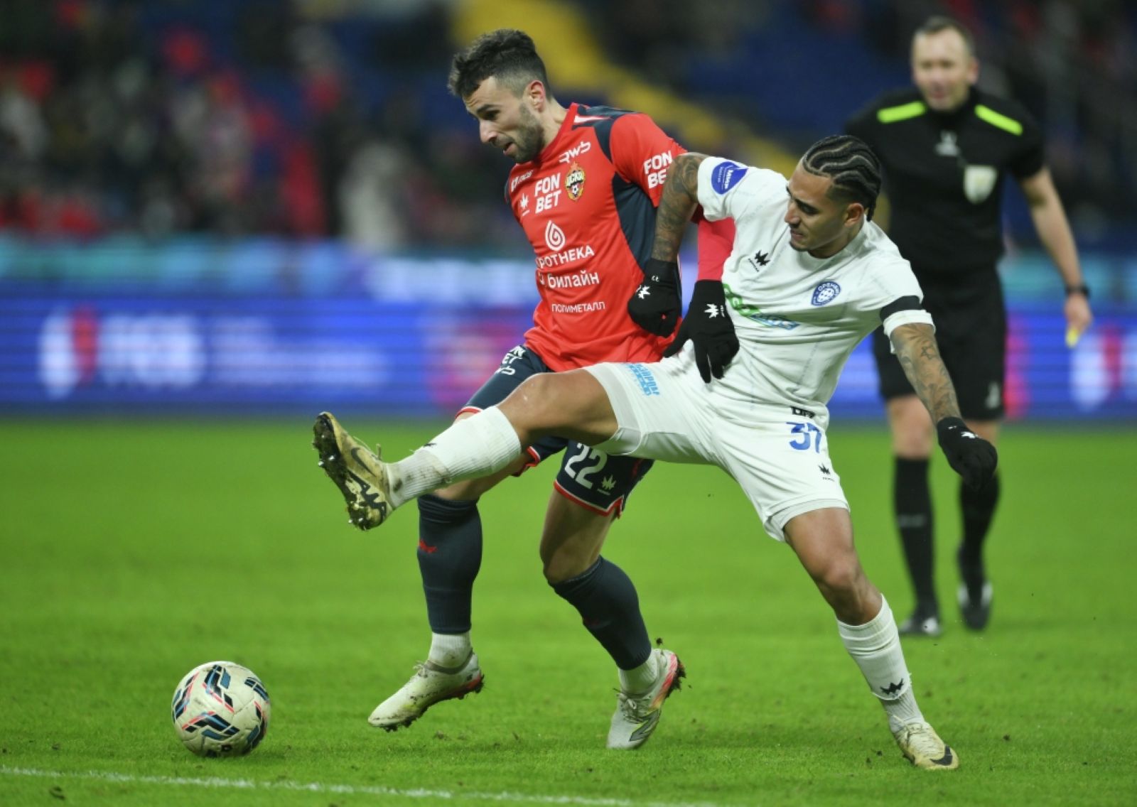 Милан Гайич (ЦСКА) и Эдуардо Кейрос (Оренбург) в матче 17-го тура Российской Премьер-Лиги (РПЛ) в Москве. Фото: Иван Водопьянов / РИА Новости ©