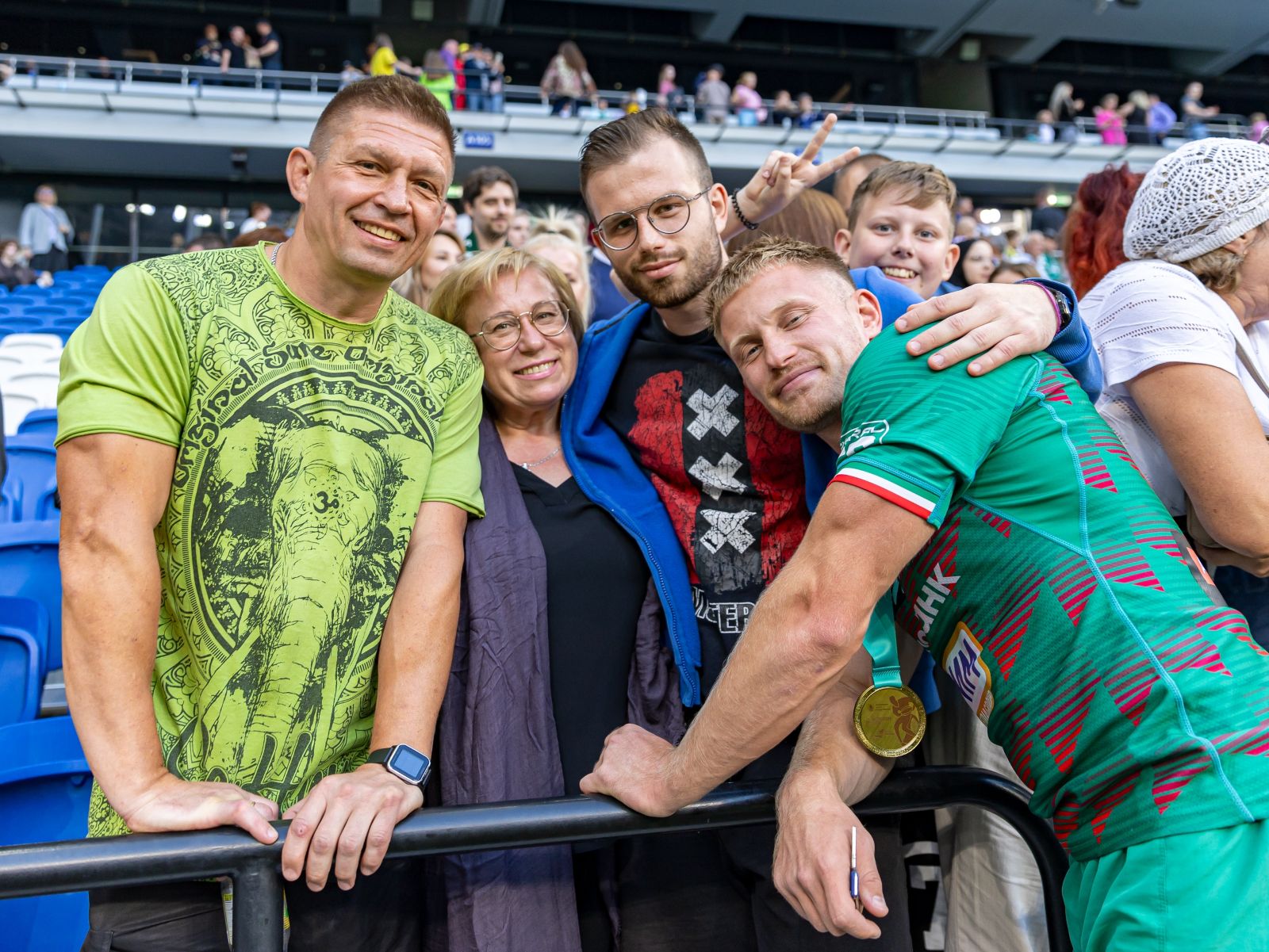 Степан Хохлов (справа) с мамой Ольгой Хохловой