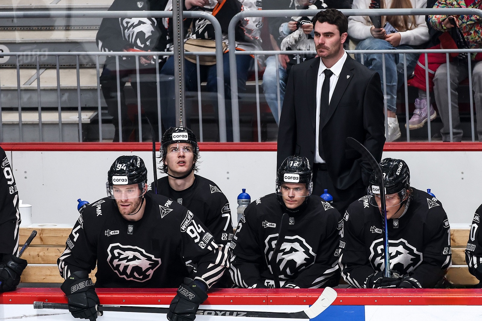 26 ноября 2025 года. И.о. главного тренера ХК «Трактор» Рафаэль Рише в матче против «Шанхай Дрэгонс» (9:0). Фото: hctraktor.org