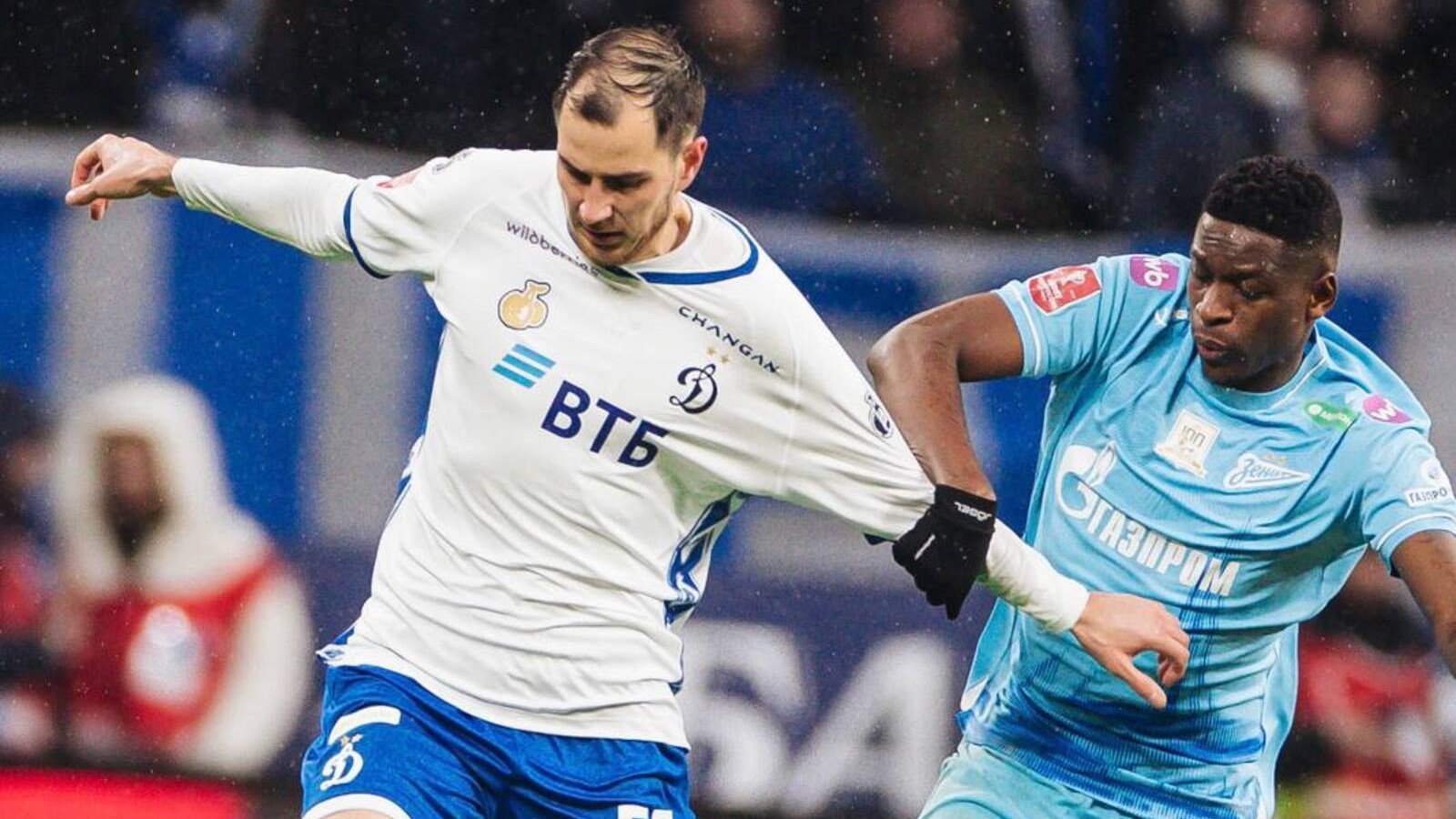 27 ноября 2025 года. Защитник московского «Динамо» Максим Осипенко и полузащитник «Зенита» Луис Энрике в матче Кубка России | Фото: ФК «Динамо»