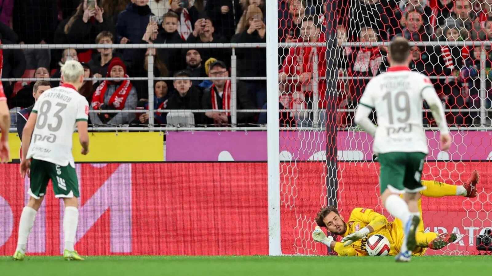 6 ноября 2025 года. Вратарь «Спартака» Илья Помазун отбивает удар Алексея Батракова во время матча с «Локомотивом» | Фото: ФК «Спартак»