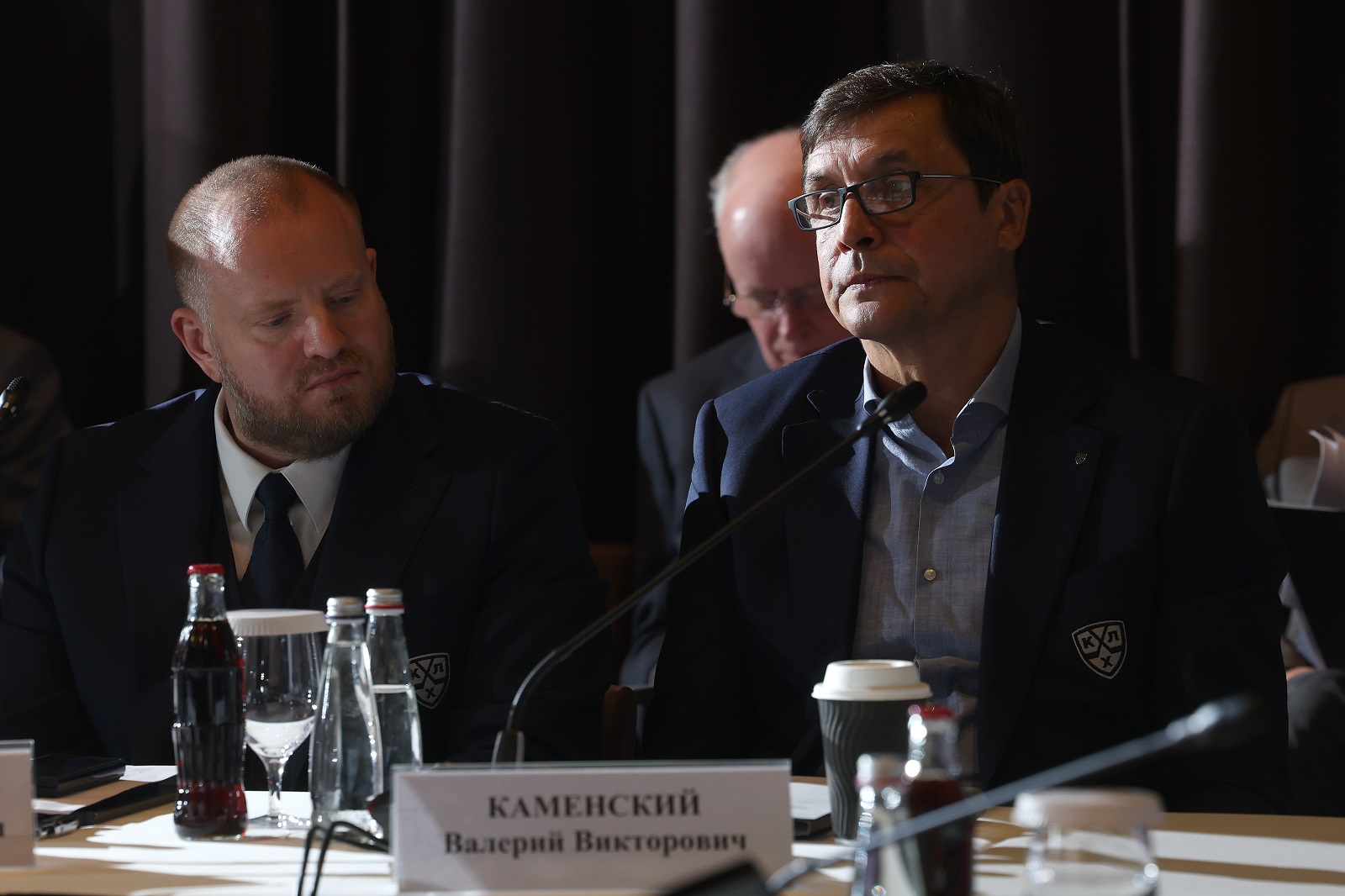 Главный арбитр КХЛ Алексей Анисимов и вице-президент лиги Валерий Каменский. Фото: khl.ru