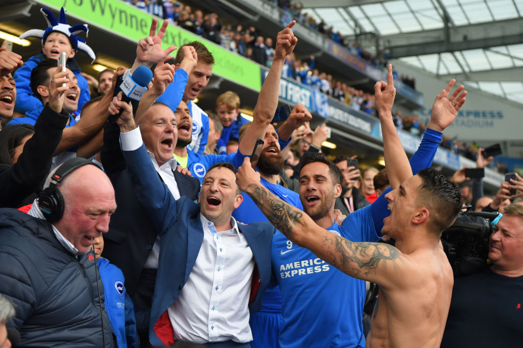 Тони Блум с болельщиками «Брайтона» (Mike Hewitt/Getty Images)