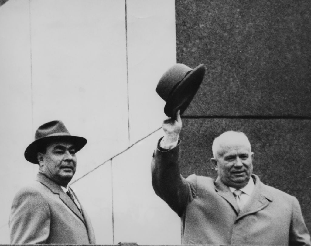 Леонид Брежнев и Никита Хрущев (Central Press/Hulton Archive/Getty Images)