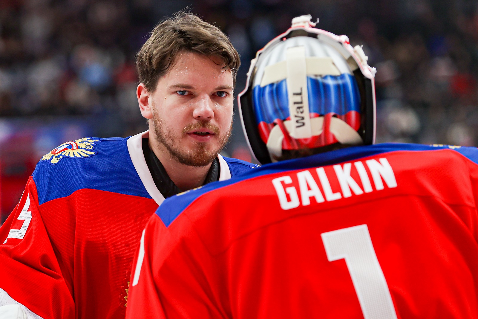 11 декабря 2025 года. Вратарь сборной «Россия 25» Илья Самсонов и Владимир Галкин на Кубке Первого канала. Фото: fhr.ru