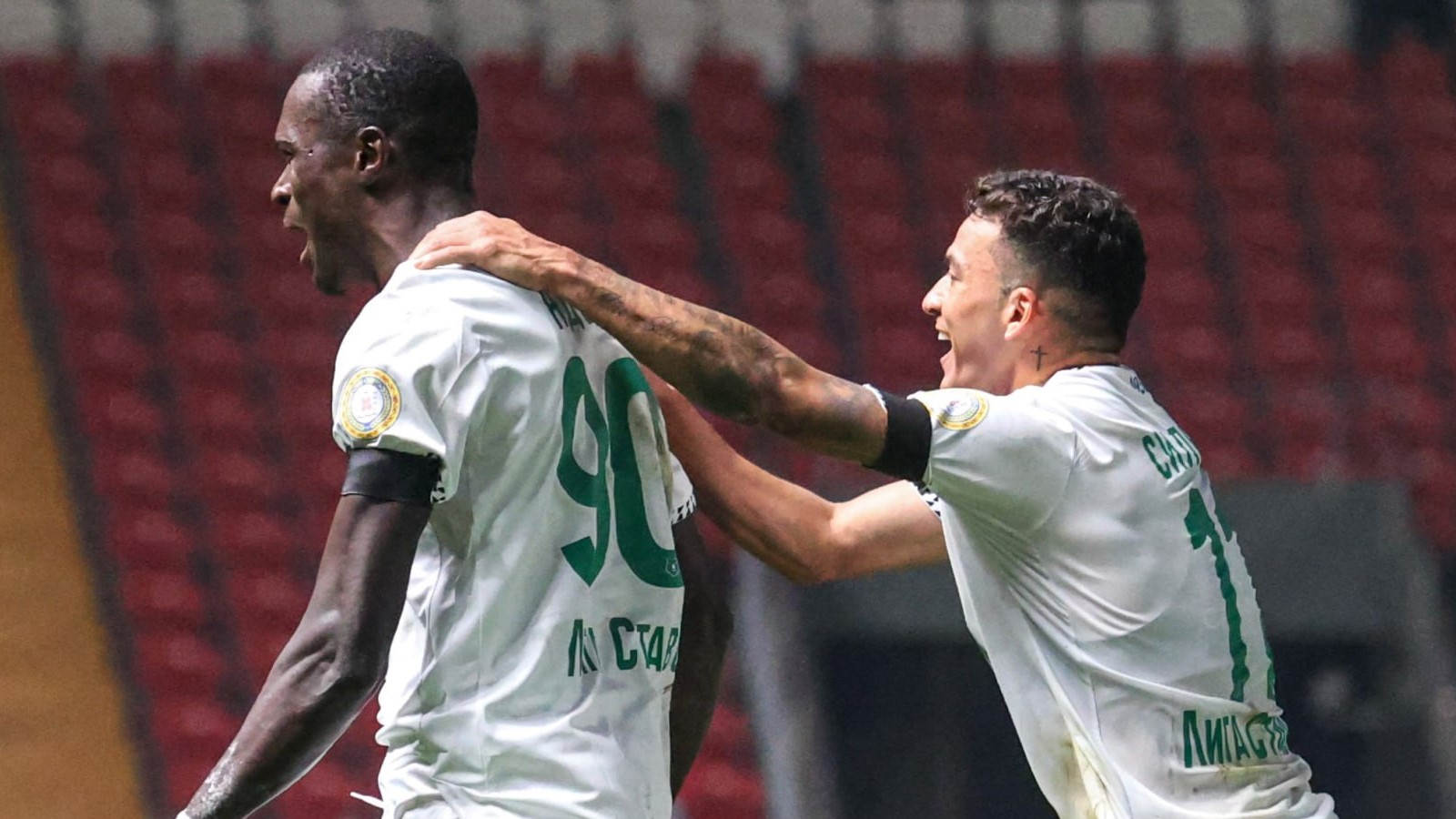 30 ноября 2025 года. Защитник «Ахмата» Усман Ндонг радуется забитому голу в ворота московского «Динамо» | Фото: ФК «Ахмат»