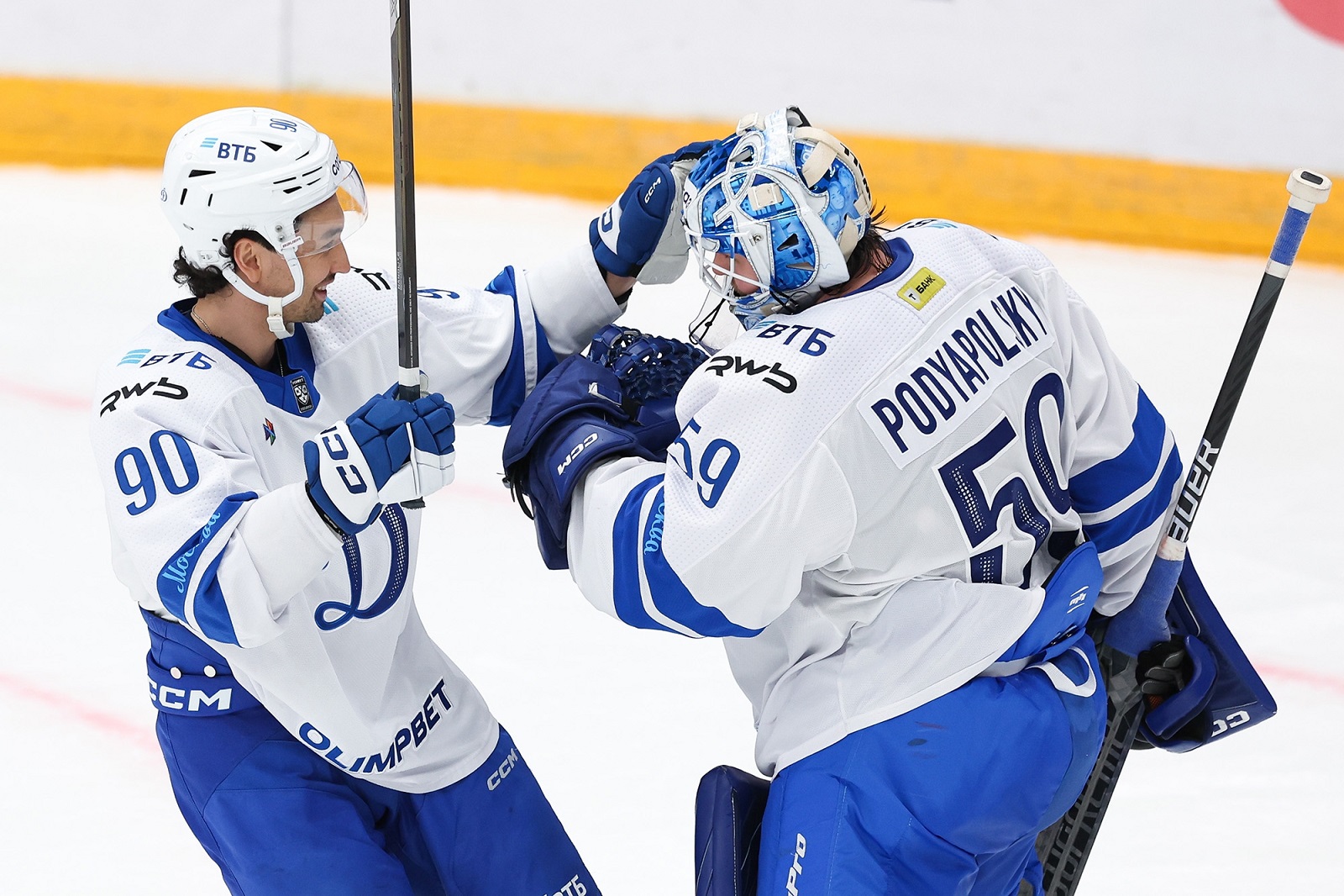 21 декабря 2025 года. Игроки ХК «Динамо» Дилан Сикьюра и Владислав Подъяпольский празднуют победу над ЦСКА (1:0 Б). Фото: dynamo.ru