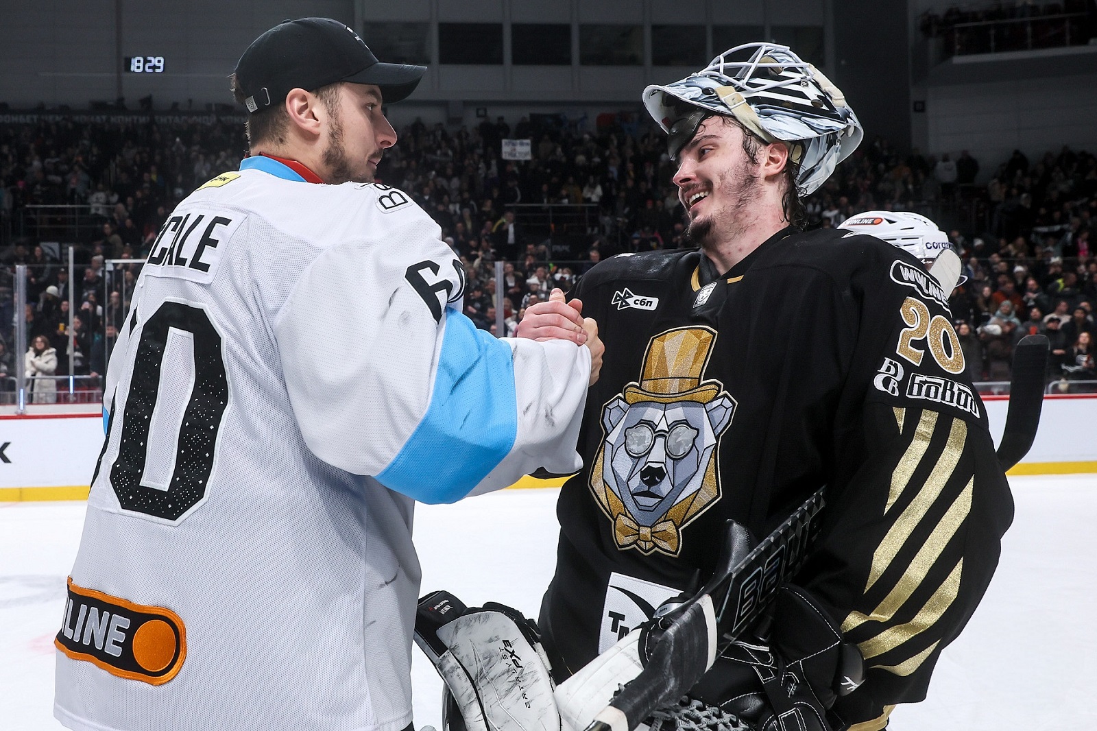 4 января 2026 года. Матч «Трактор» — «Динамо» Минск (5:4). Вратари команд Зак Фукале и Сергей Мыльников. Фото: hctraktor.org