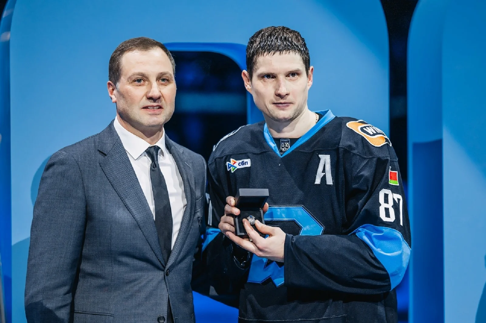 12 января 2026 года. Нападающий ХК «Динамо» Минск Вадим Шипачев получил перстень за 1000 очков в КХЛ от президента лиги Алексея Морозова. Фото: hcdinamo.by