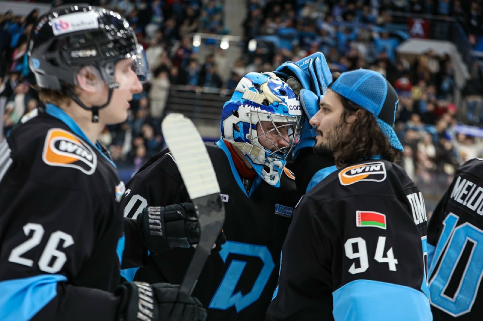 28 декабря 2025 года. «Динамо» Минск — «Динамо» Москва (5:3). Вратари белорусской команды Зак Фукале и Василий Демченко. Фото: hcdinamo.by