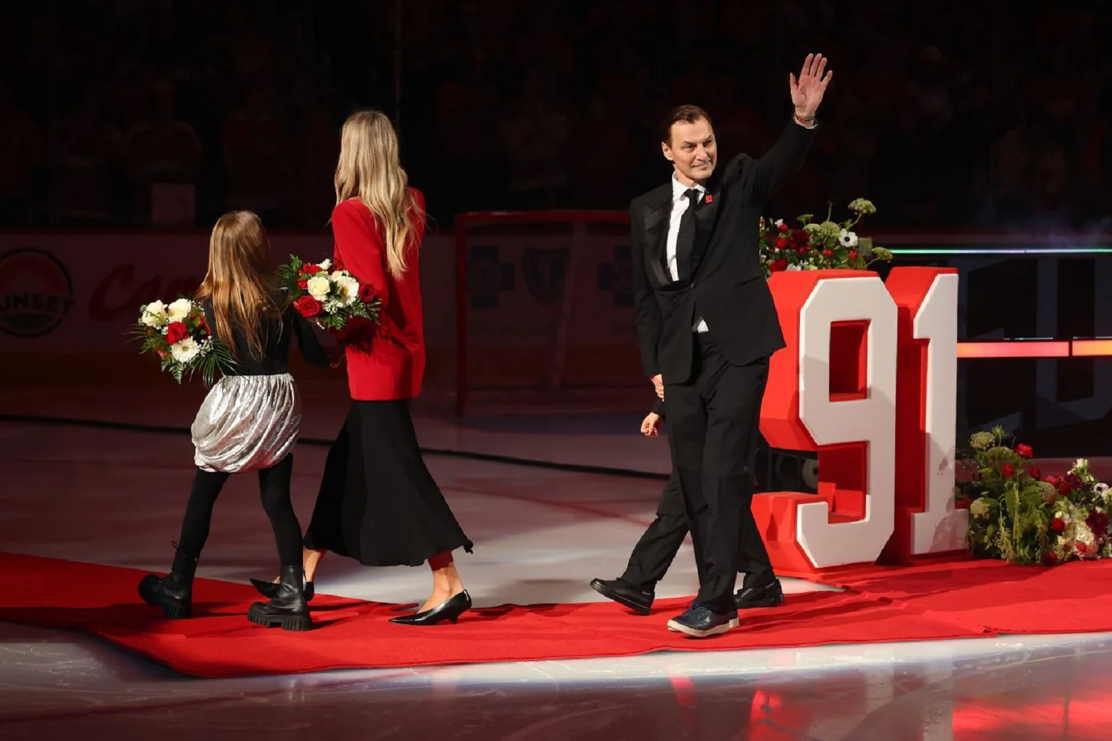 12 января 2026 года. «Детройт» вывел из обращения номер Сергея Фёдорова и поднял его игровой стяг под своды арены. Фото: nhl.com